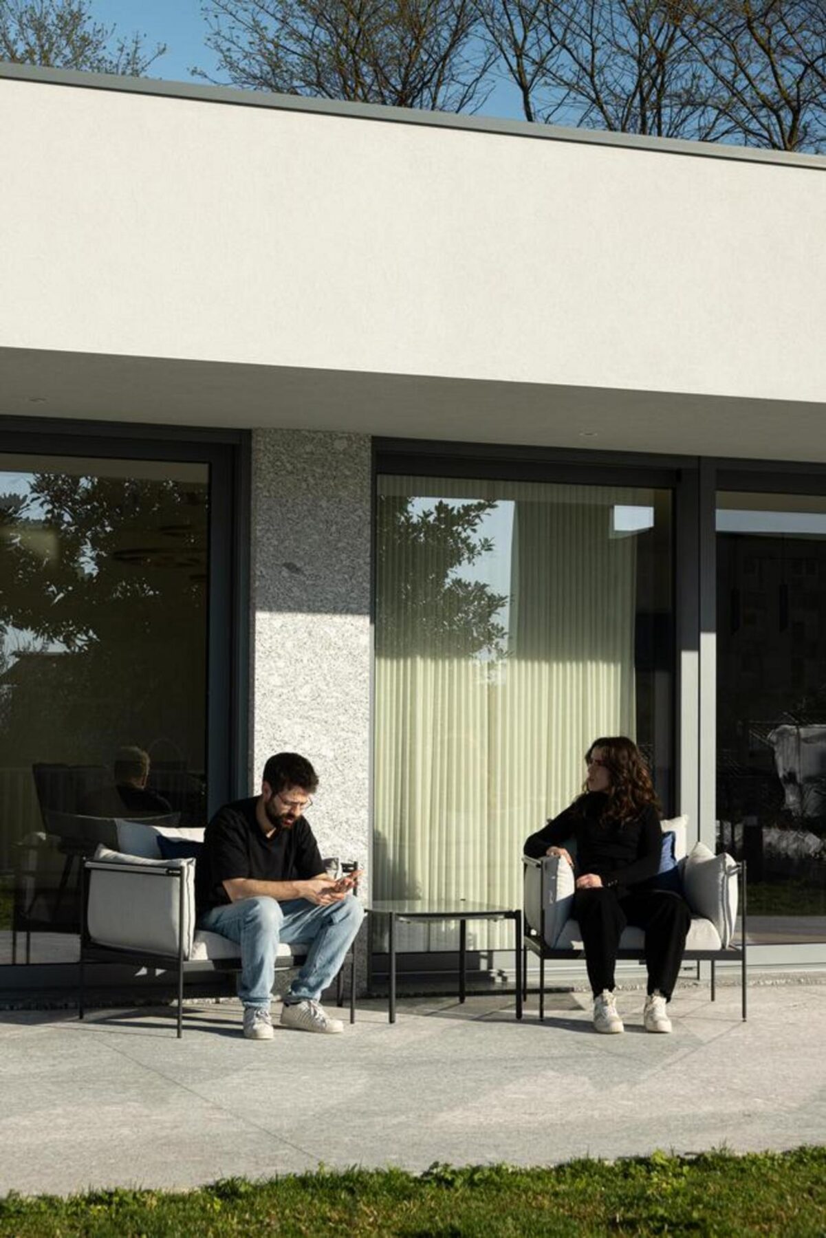 Detalhe da alvenaria de pedra local no embasamento, que se prolonga para o interior, marcando a transição entre os espaços. — Duas casas em Guimarães arquitectura felixARQS – Daniel Félix Arquitectos fotografia Ivo Tavares