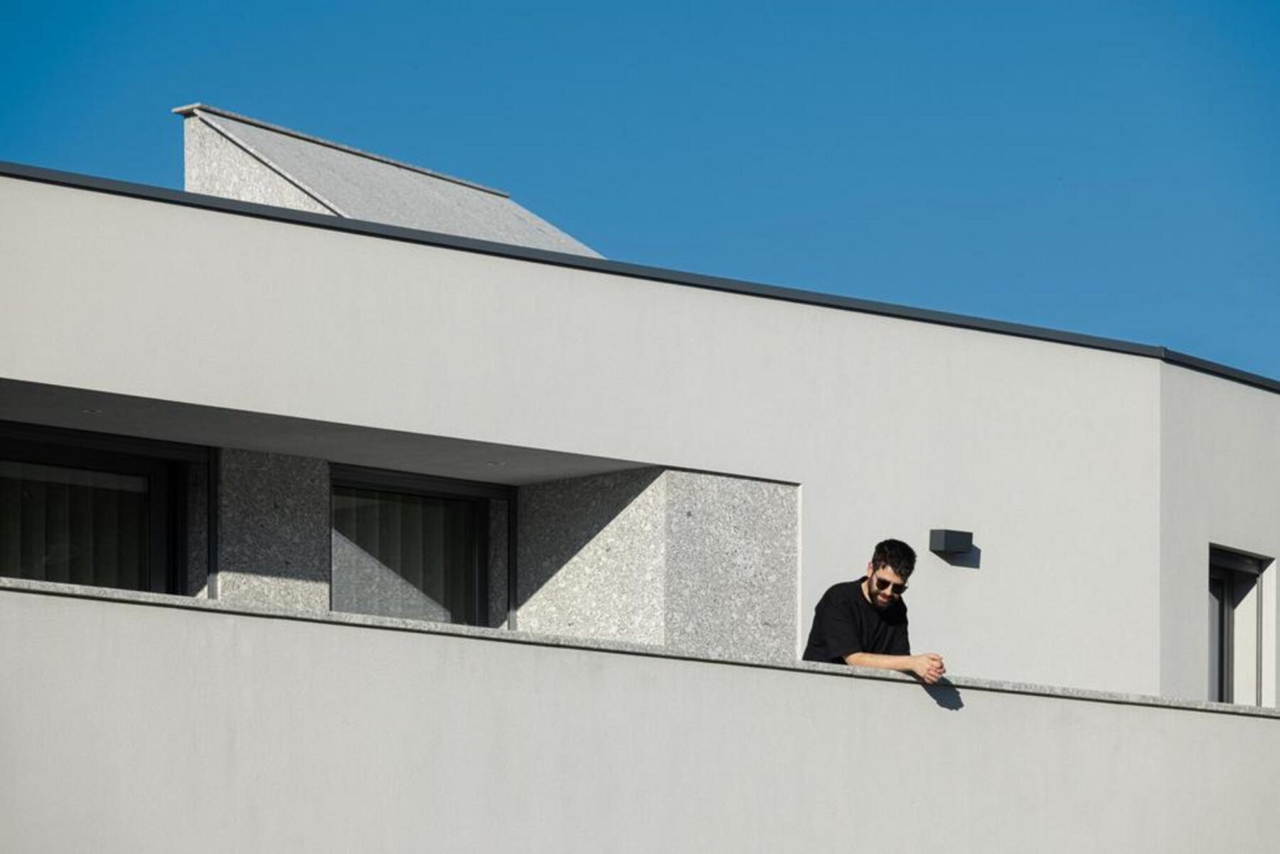 Área de serviço discreta, com armários embutidos e pavimento resistente, mantendo a linguagem limpa do projecto. — Duas casas em Guimarães arquitectura felixARQS – Daniel Félix Arquitectos fotografia Ivo Tavares