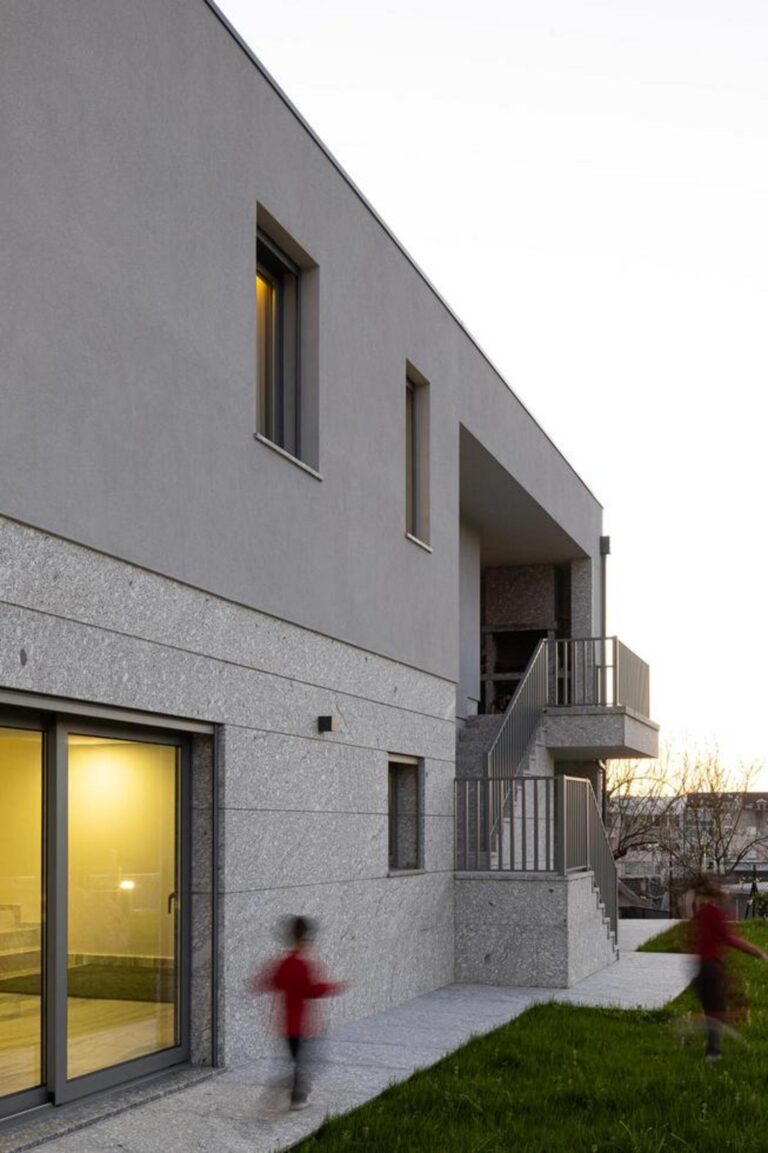 Quarto com vista panorâmica, grandes vãos envidraçados e pavimento em madeira, promovendo a continuidade visual com a paisagem. — Duas casas em Guimarães arquitectura felixARQS – Daniel Félix Arquitectos fotografia Ivo Tavares