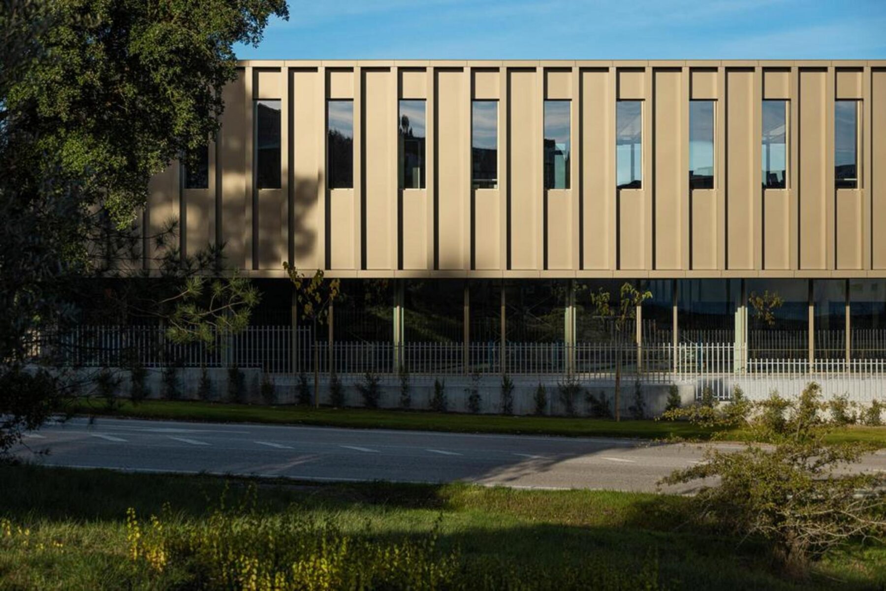 Interior de uma sala de reuniões menor, com mobiliário minimalista e um grande vão, promovendo um ambiente de trabalho focado. — EDIFÍCIO-SEDE PRF arquitectura Impare Arquitectura fotografia Ivo Tavares