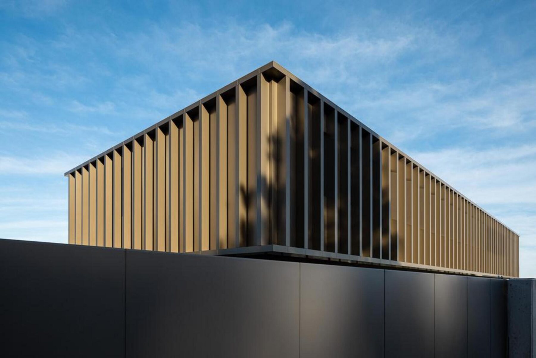 Vista da área de secretariado, com balcão funcional e organização eficiente, integrada na fluidez do espaço administrativo. — EDIFÍCIO-SEDE PRF arquitectura Impare Arquitectura fotografia Ivo Tavares