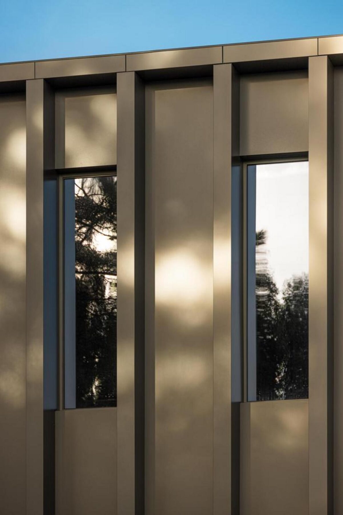 Detalhe da carpintaria em madeira clara nos interiores, que confere calor e sofisticação aos espaços de trabalho e convívio. — EDIFÍCIO-SEDE PRF arquitectura Impare Arquitectura fotografia Ivo Tavares