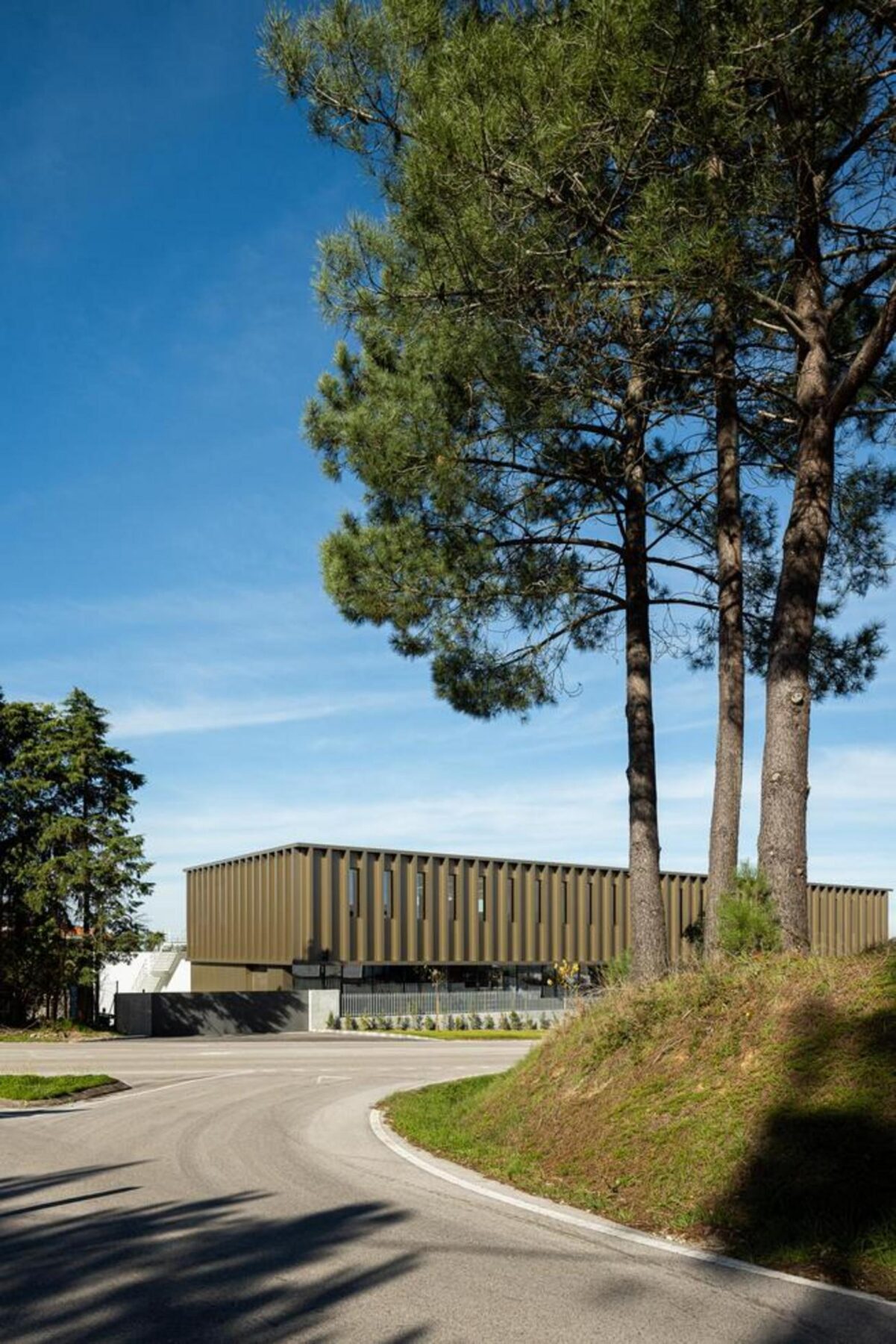 Perspetiva do corredor de ligação entre áreas, com paredes brancas e iluminação discreta, mantendo a clareza organizativa do projecto. — EDIFÍCIO-SEDE PRF arquitectura Impare Arquitectura fotografia Ivo Tavares