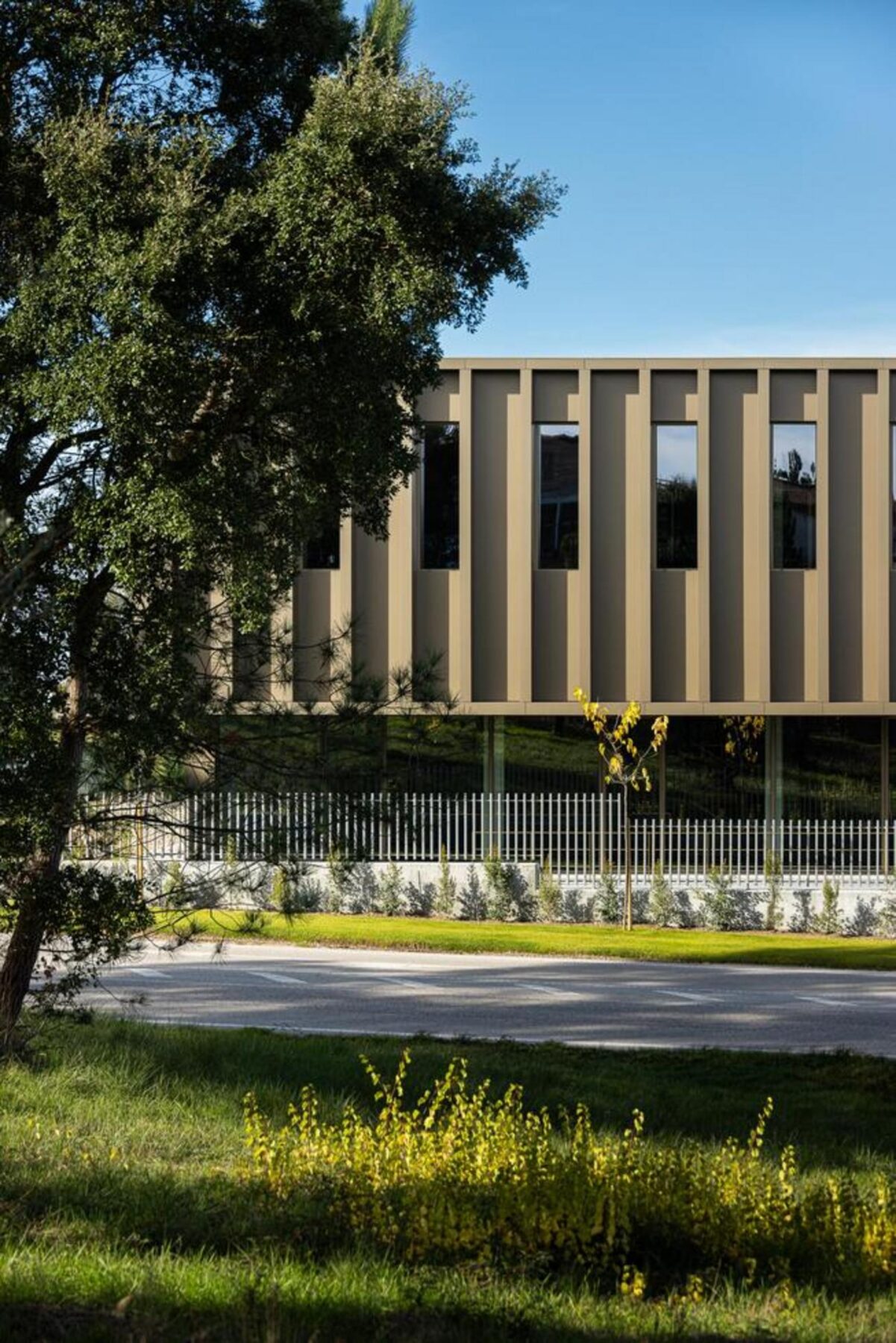 Vista do exterior da plataforma elevada, que funciona como um miradouro, oferecendo uma nova perspetiva sobre o conjunto edificado. — EDIFÍCIO-SEDE PRF arquitectura Impare Arquitectura fotografia Ivo Tavares