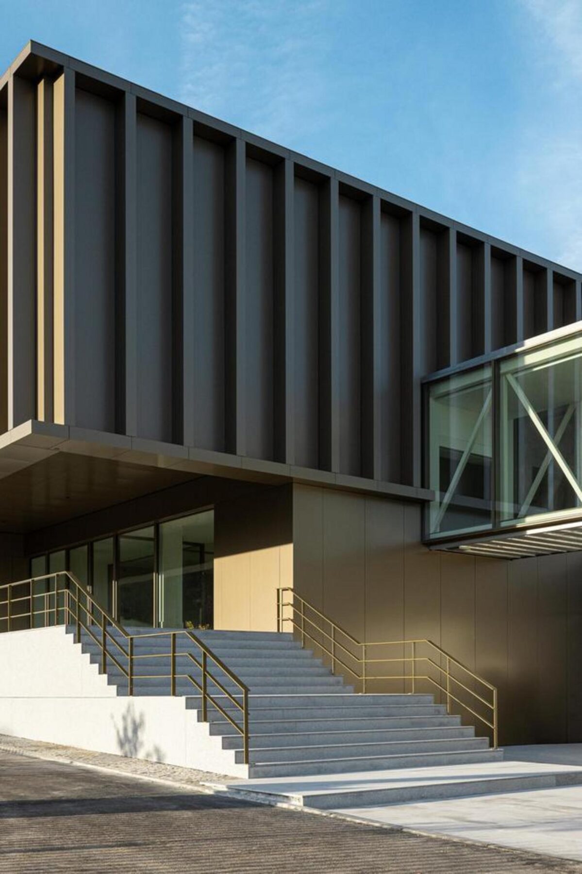 Detalhe da vegetação integrada no paisagismo envolvente, que suaviza a transição entre o edifício e o contexto natural. — EDIFÍCIO-SEDE PRF arquitectura Impare Arquitectura fotografia Ivo Tavares