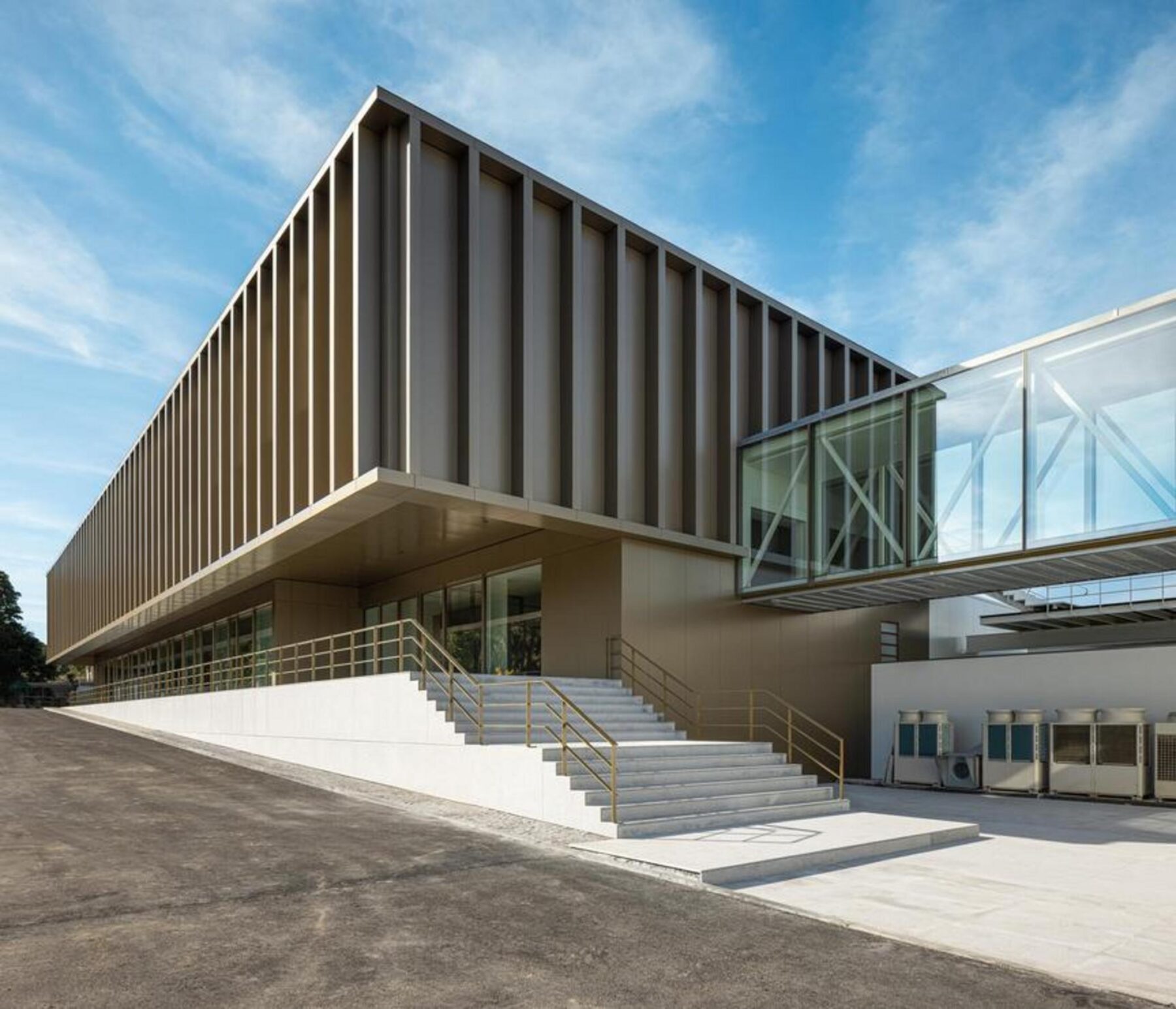 Detalhe da iluminação interior no open space, com candeeiros suspensos que complementam a luz natural e definem as áreas de trabalho. — EDIFÍCIO-SEDE PRF arquitectura Impare Arquitectura fotografia Ivo Tavares