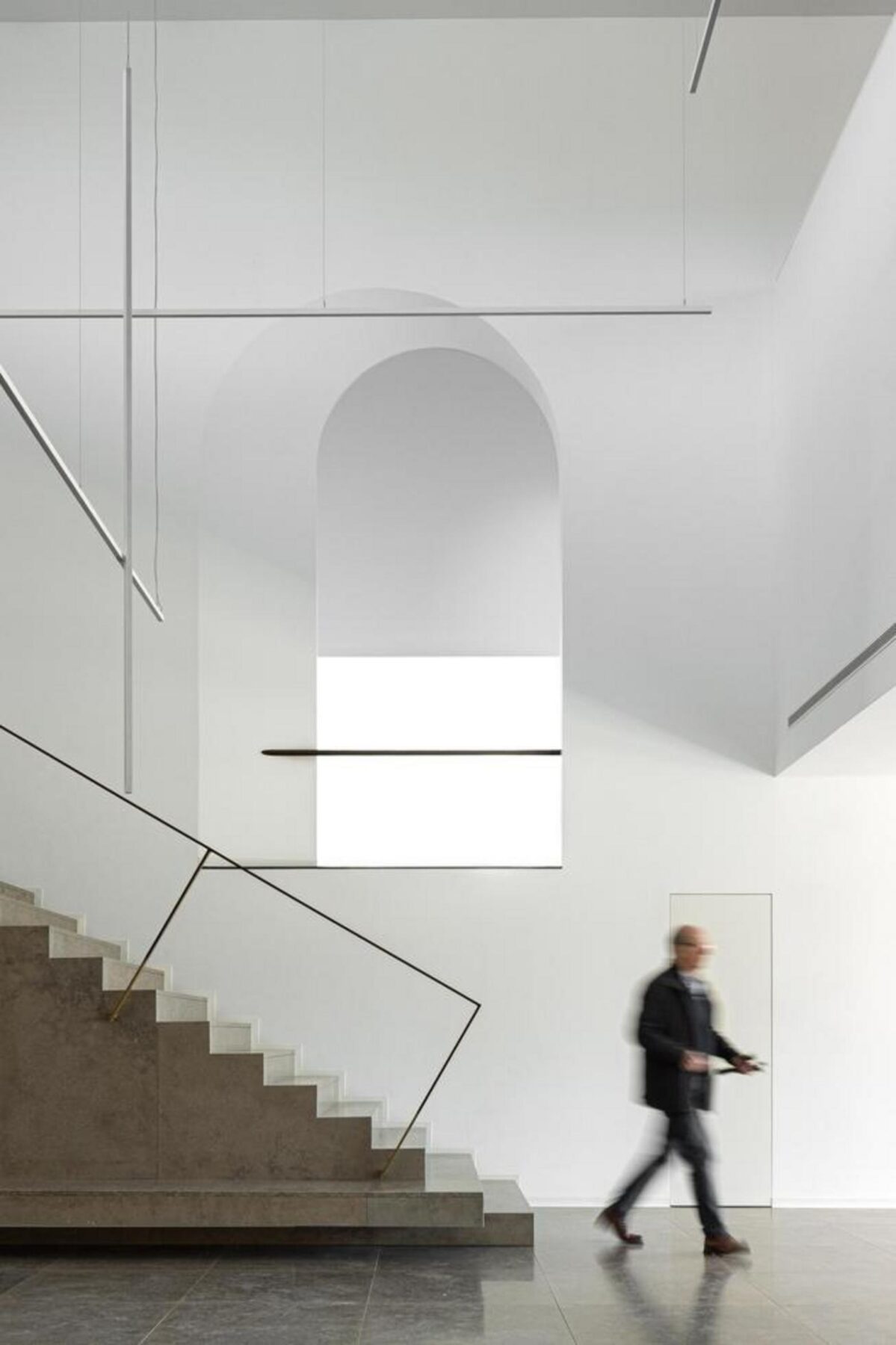 Pequena cafetaria no piso administrativo, com balcão em madeira e zona de estar, oferecendo um espaço de pausa e convívio. — EDIFÍCIO-SEDE PRF arquitectura Impare Arquitectura fotografia Ivo Tavares