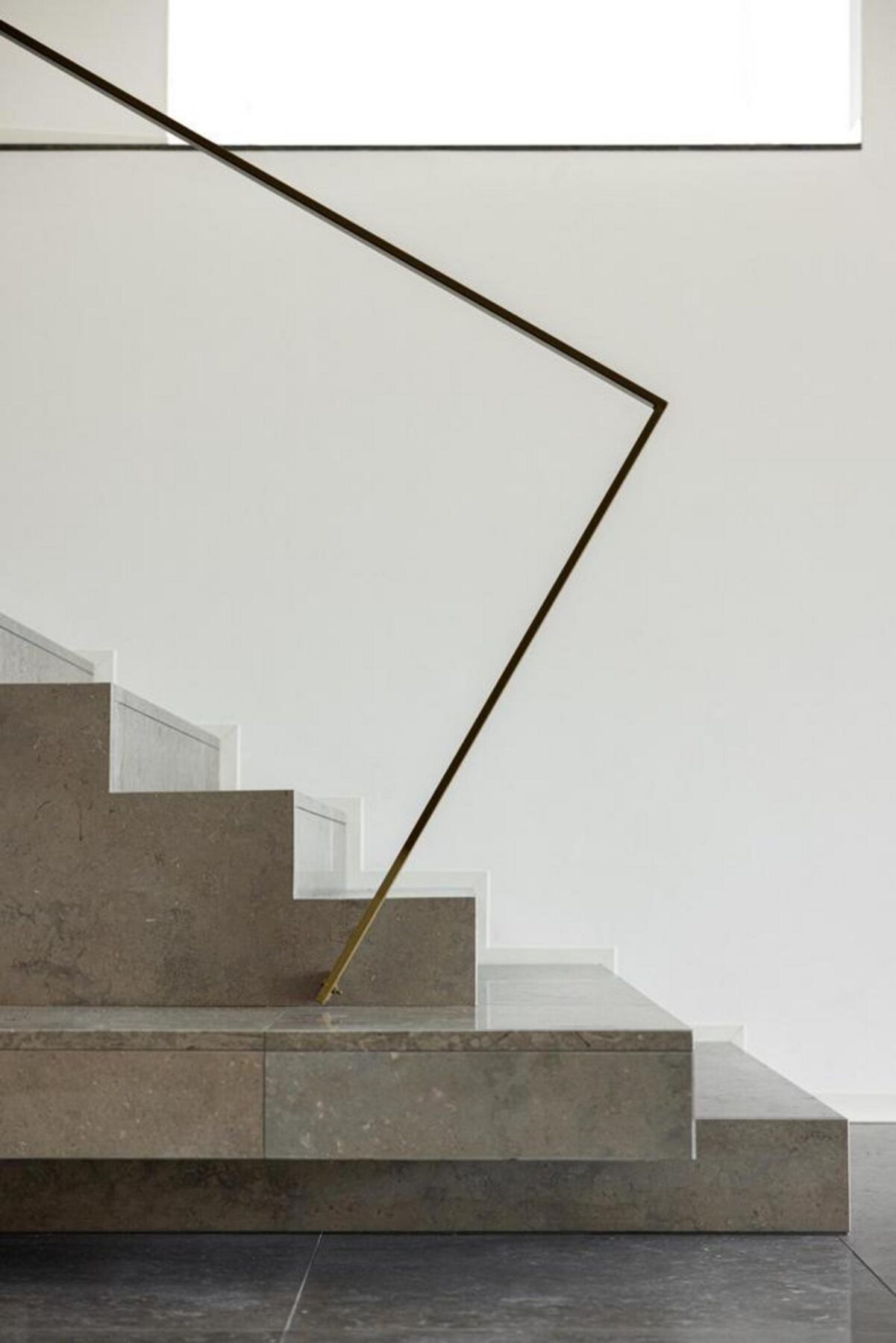 Espaço de trabalho comum no piso superior, com planta aberta e postos organizados, beneficiando de ampla luz natural através dos vãos. — EDIFÍCIO-SEDE PRF arquitectura Impare Arquitectura fotografia Ivo Tavares
