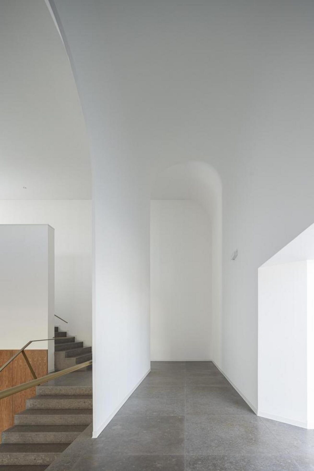 Perspetiva da fachada posterior do edifício, revelando a articulação dos volumes e a presença de vãos que iluminam o armazém. — EDIFÍCIO-SEDE PRF arquitectura Impare Arquitectura fotografia Ivo Tavares
