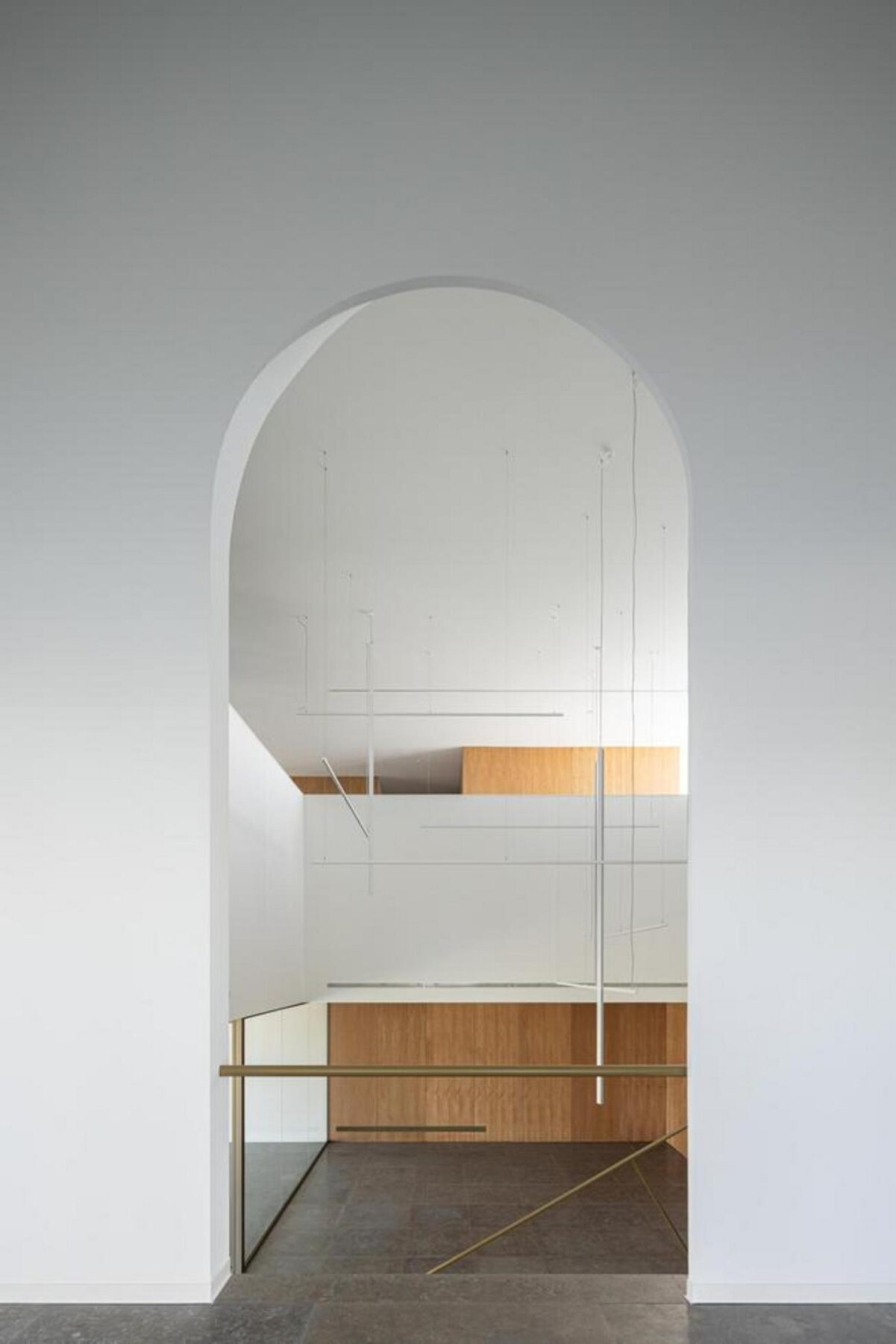 Interior do grande armazém no piso inferior, com pé-direito generoso e estrutura em betão, otimizado para as necessidades logísticas. — EDIFÍCIO-SEDE PRF arquitectura Impare Arquitectura fotografia Ivo Tavares