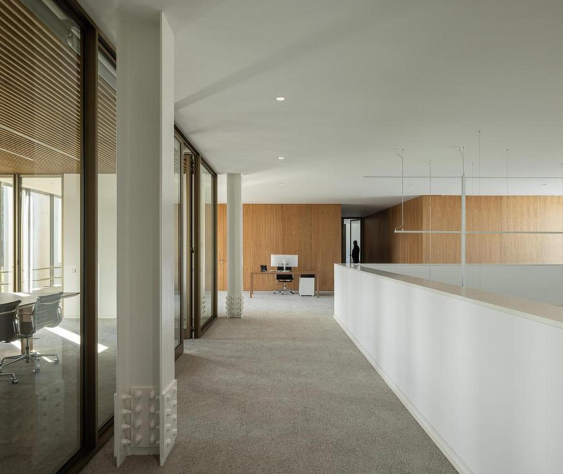 Detalhe da estrutura em betão aparente no interior do armazém, evidenciando a robustez e funcionalidade do sistema construtivo. — EDIFÍCIO-SEDE PRF arquitectura Impare Arquitectura fotografia Ivo Tavares
