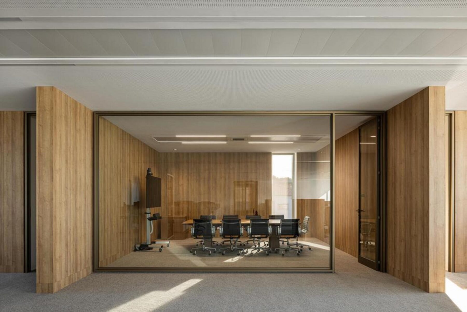 Detalhe da união entre o novo volume e o edifício existente, evidenciando a estratégia de expansão e continuidade funcional. — EDIFÍCIO-SEDE PRF arquitectura Impare Arquitectura fotografia Ivo Tavares