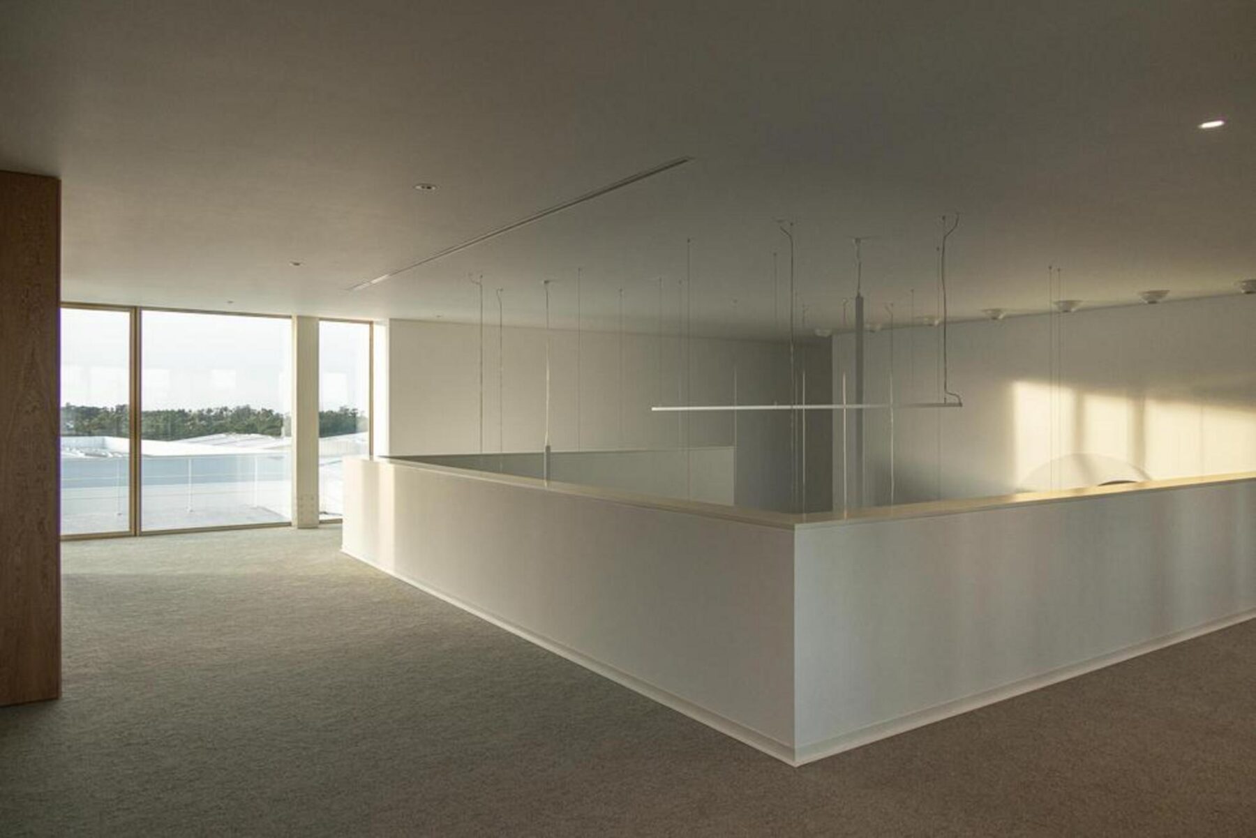 Zona de reuniões informais no open space, com mobiliário Minotti, promovendo a flexibilidade e o trabalho colaborativo num ambiente descontraído. — EDIFÍCIO-SEDE PRF arquitectura Impare Arquitectura fotografia Ivo Tavares