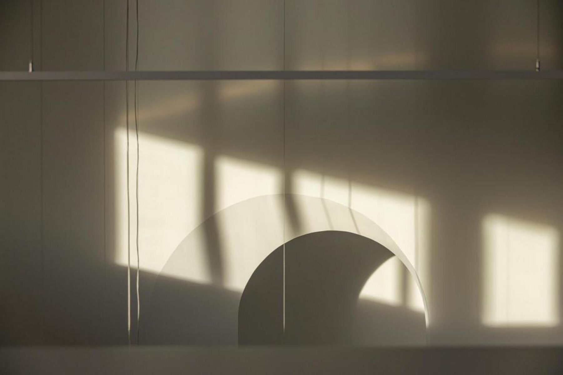 Sala de reuniões formal, com mesa de grandes dimensões e cadeiras de design, enquadrada por um vão envidraçado com vista exterior. — EDIFÍCIO-SEDE PRF arquitectura Impare Arquitectura fotografia Ivo Tavares