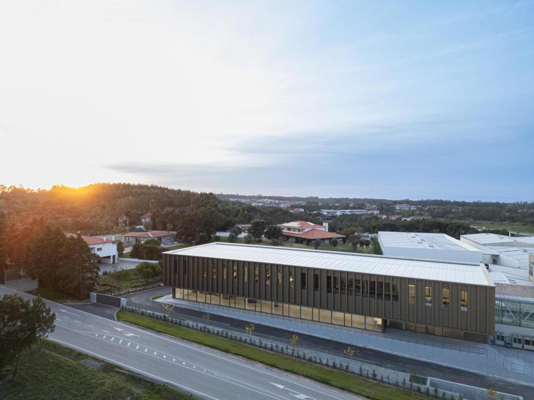 Detalhe da caixilharia metálica dos vãos, com perfil fino, maximizando a entrada de luz natural e a relação visual com o exterior. — EDIFÍCIO-SEDE PRF arquitectura Impare Arquitectura fotografia Ivo Tavares