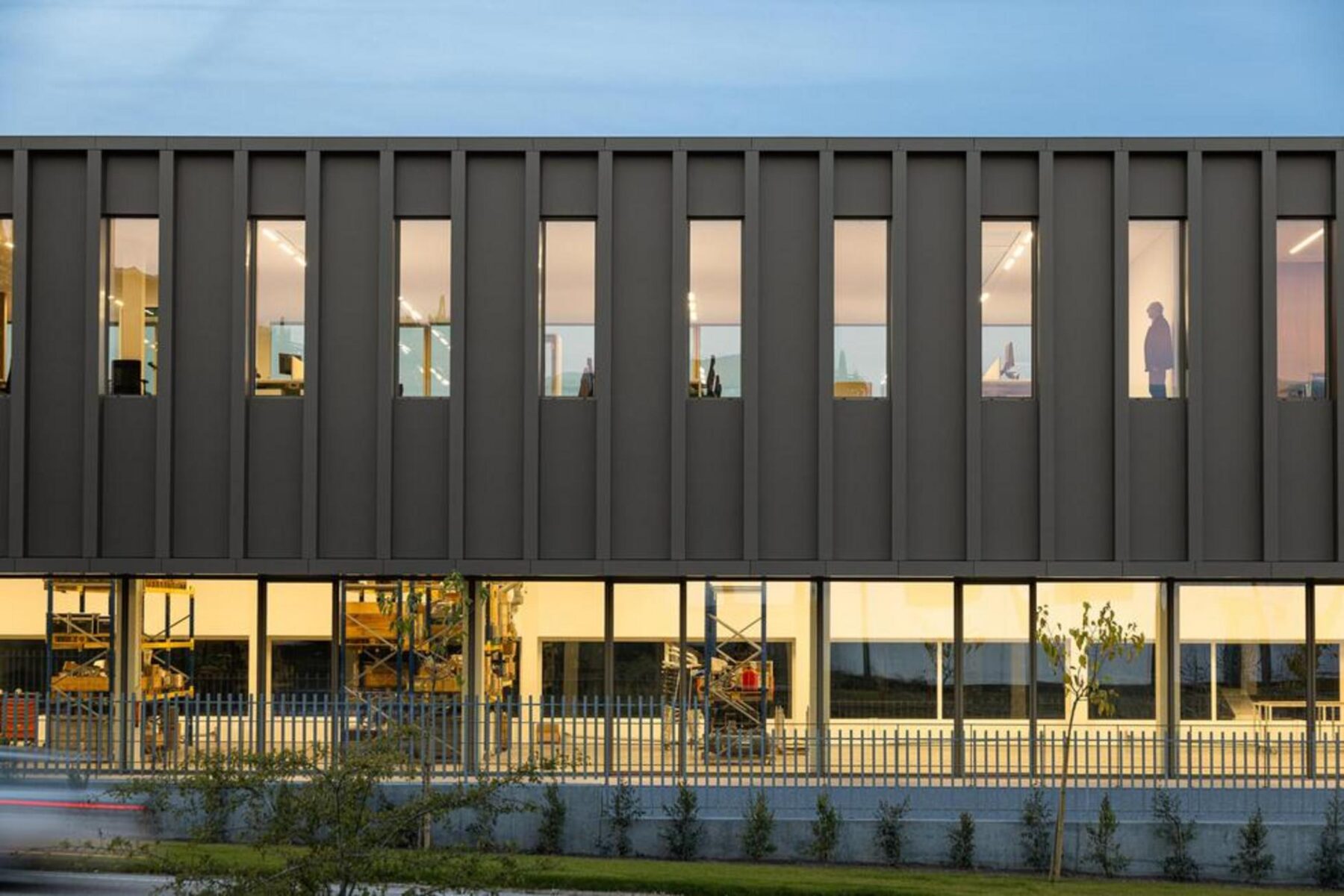 Percurso exterior elevado, constituído por uma varanda contínua em betão, que interliga os volumes e oferece vistas sobre o contexto. — EDIFÍCIO-SEDE PRF arquitectura Impare Arquitectura fotografia Ivo Tavares