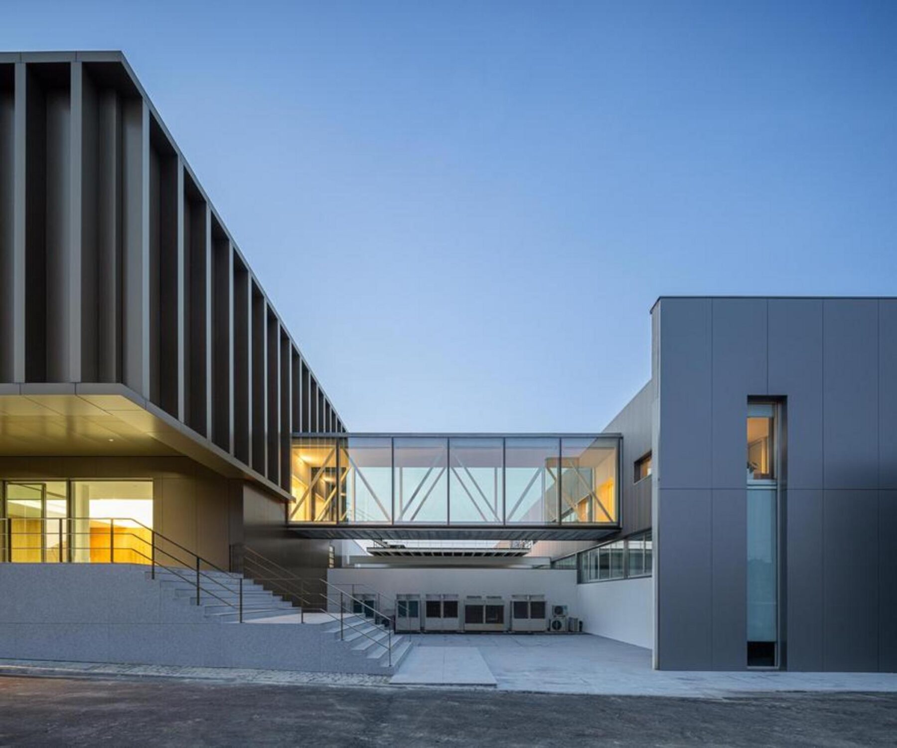 Interior de uma cabine insonorizada, concebida para concentração individual, com acabamentos em madeira e iluminação integrada. — EDIFÍCIO-SEDE PRF arquitectura Impare Arquitectura fotografia Ivo Tavares