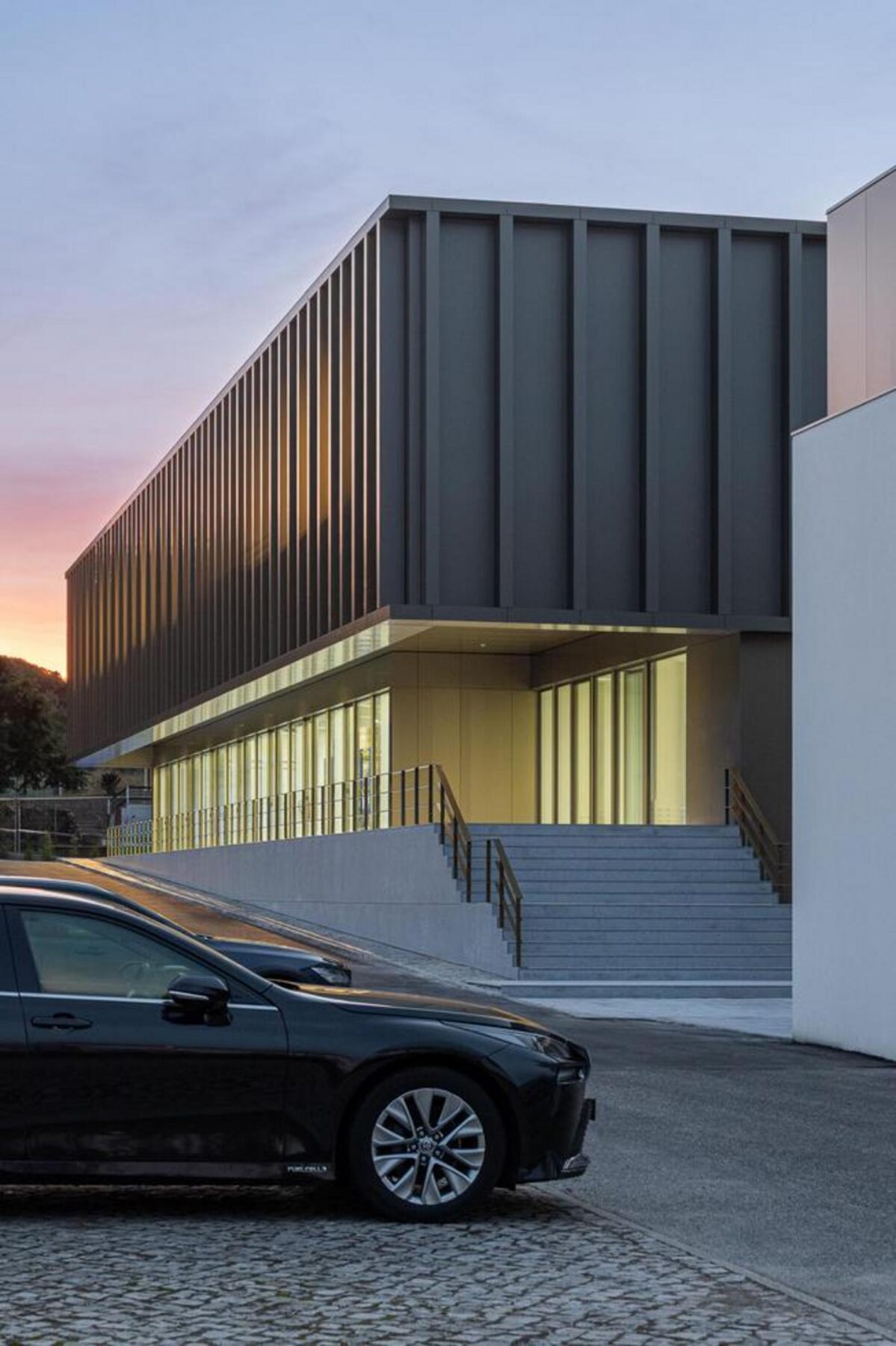 Vista da varanda contínua, com guarda-corpos em vidro, que proporciona uma relação direta com o exterior e a paisagem envolvente. — EDIFÍCIO-SEDE PRF arquitectura Impare Arquitectura fotografia Ivo Tavares