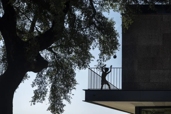Casa do Sobreiro com arquitetura Skemba e fotografia de Ivo Tavares Studio