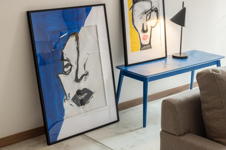 Detalhe da sala com obras de arte contemporâneas e banco azul vibrante — Boutique Apartments arquitectura HPA fotografia Ivo Tavares