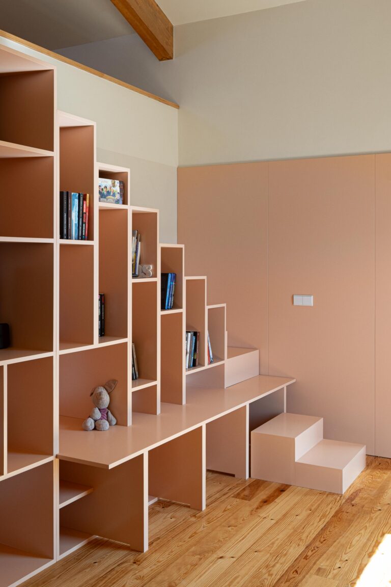 Quarto com pavimento em madeira e escada/estante multifuncional em carpintaria de cor pêssego — Casa do Alpendre arquitectura Vasco Burnay Arquitectura fotografia Ivo Tavares