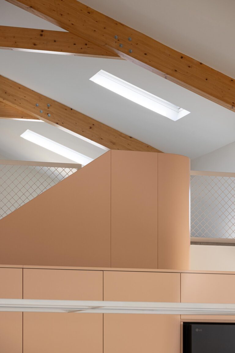 Detalhe do sótão com guarda-corpos em rede metálica e parede curva em carpintaria pêssego — Casa do Alpendre arquitectura Vasco Burnay Arquitectura fotografia Ivo Tavares