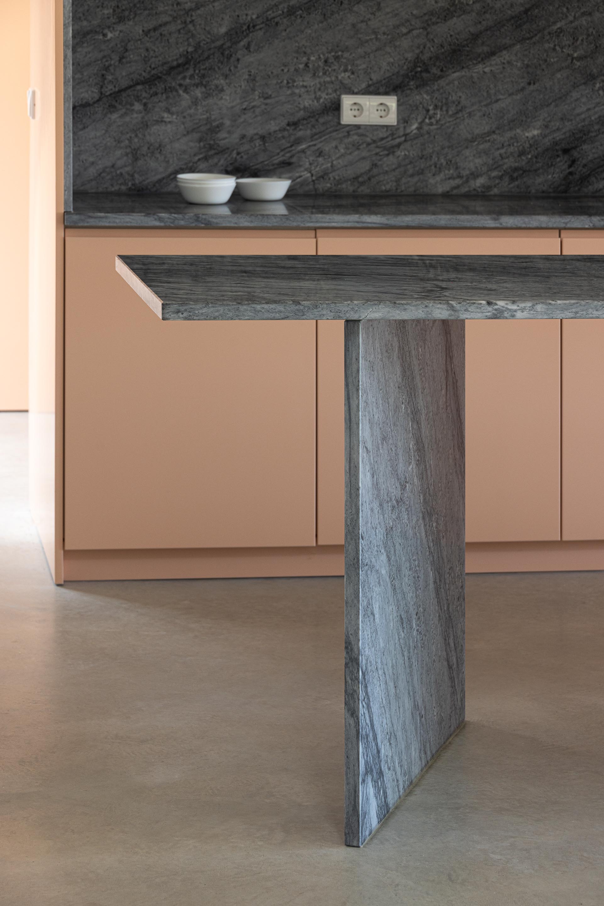 Detalhe da bancada da cozinha em mármore escuro com suporte vertical, sobre pavimento em betão — Casa do Alpendre arquitectura Vasco Burnay Arquitectura fotografia Ivo Tavares