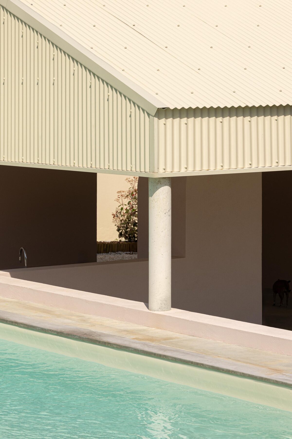 Alpendre com coluna em betão e pavimento em betão, em proximidade à piscina — Casa do Alpendre arquitectura Vasco Burnay Arquitectura fotografia Ivo Tavares