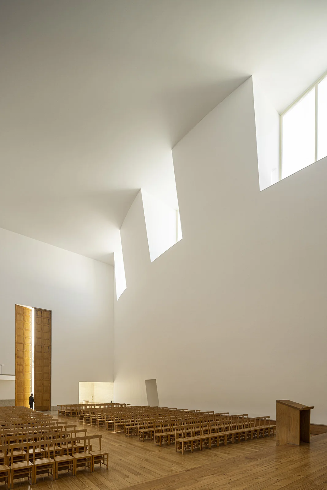Igreja Marco de Canaveses de Alvaro Siva Vieira com fotografia de Ivo Tavares Studio