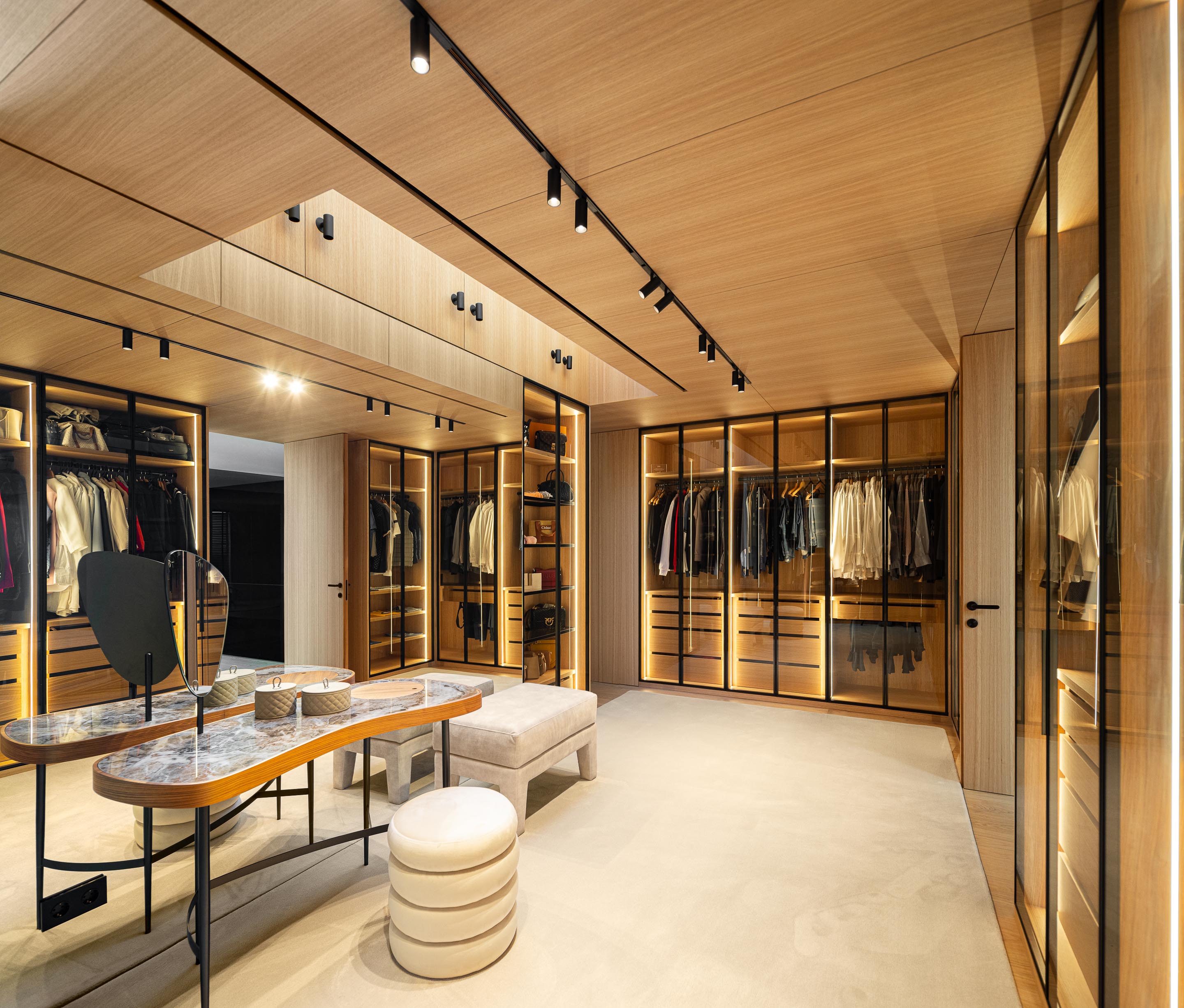 Closet principal com teto em madeira mel, armários envidraçados iluminados e iluminação zenital — Casa FJ arquitectura MIL870 + GRAUON fotografia Ivo Tavares