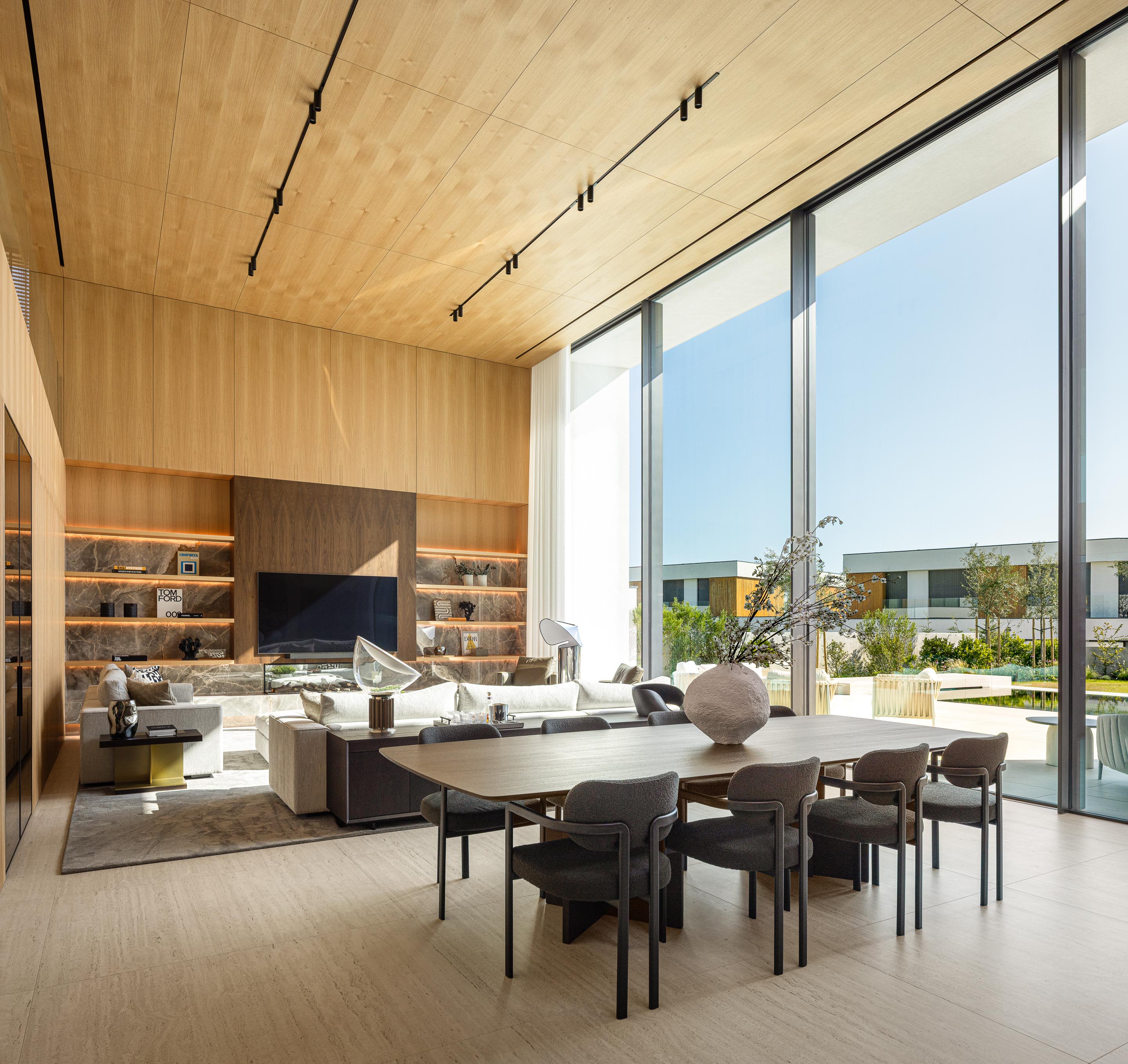 Sala de estar com pé-direito duplo, teto e parede em madeira mel e grandes vãos envidraçados — Casa FJ arquitectura MIL870 + GRAUON fotografia Ivo Tavares
