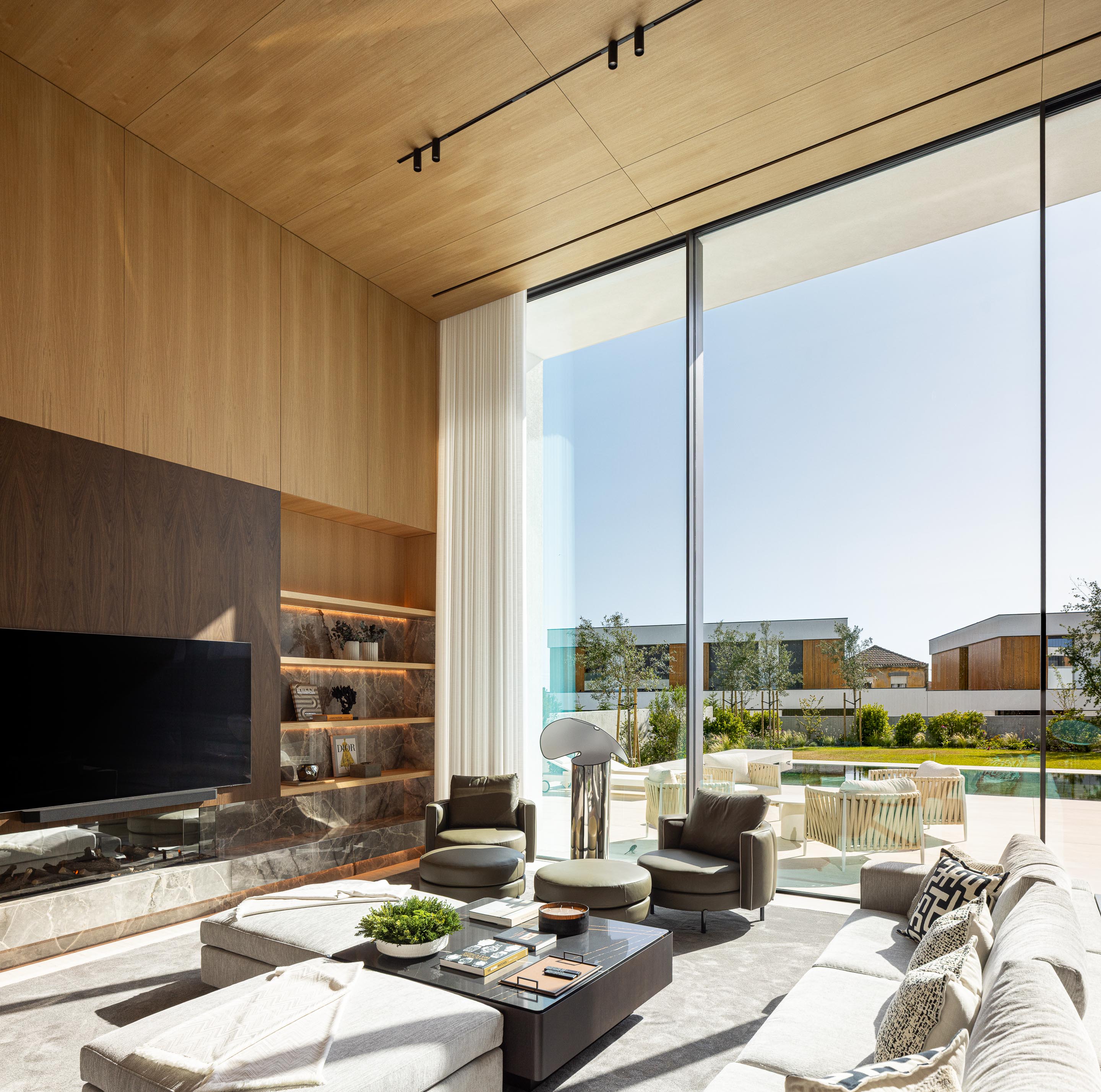Sala de estar com teto em madeira mel, parede em madeira mel, mobiliário contemporâneo e vista para o exterior — Casa FJ arquitectura MIL870 + GRAUON fotografia Ivo Tavares