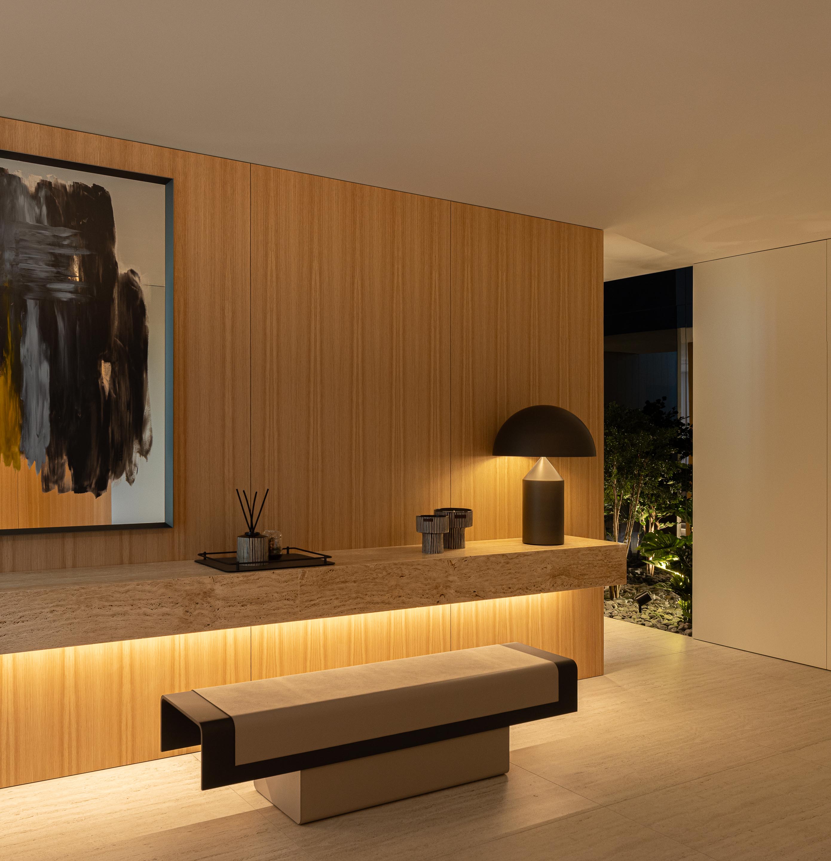 Hall de entrada com paredes em madeira mel, pavimento em pedra clara e banco flutuante iluminado — Casa FJ arquitectura MIL870 + GRAUON fotografia Ivo Tavares
