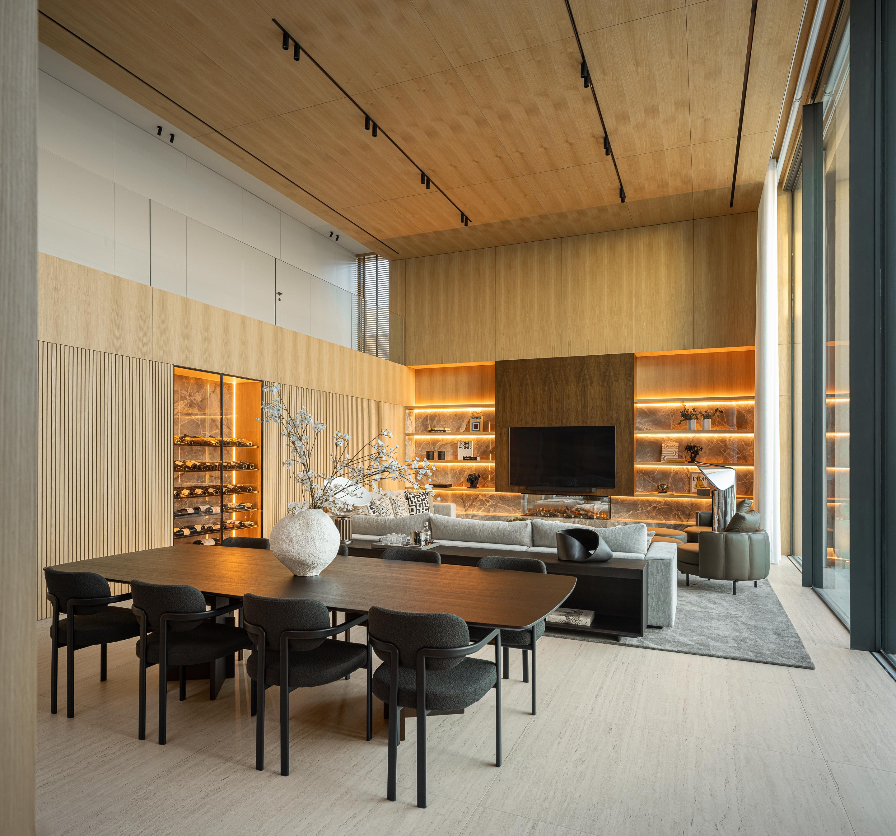 Sala de estar e jantar com teto e paredes em madeira mel e mesa de jantar escura — Casa FJ arquitectura MIL870 + GRAUON fotografia Ivo Tavares