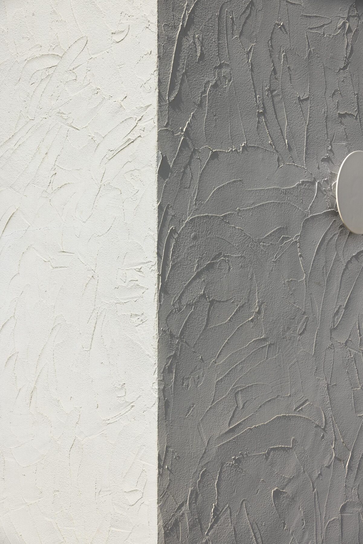 Detalhe da fachada com textura rugosa em branco e cinzento, sob luz e sombra — CASA ÂNCORA arquitectura Tiago Sousa Arquitecto fotografia Ivo Tavares