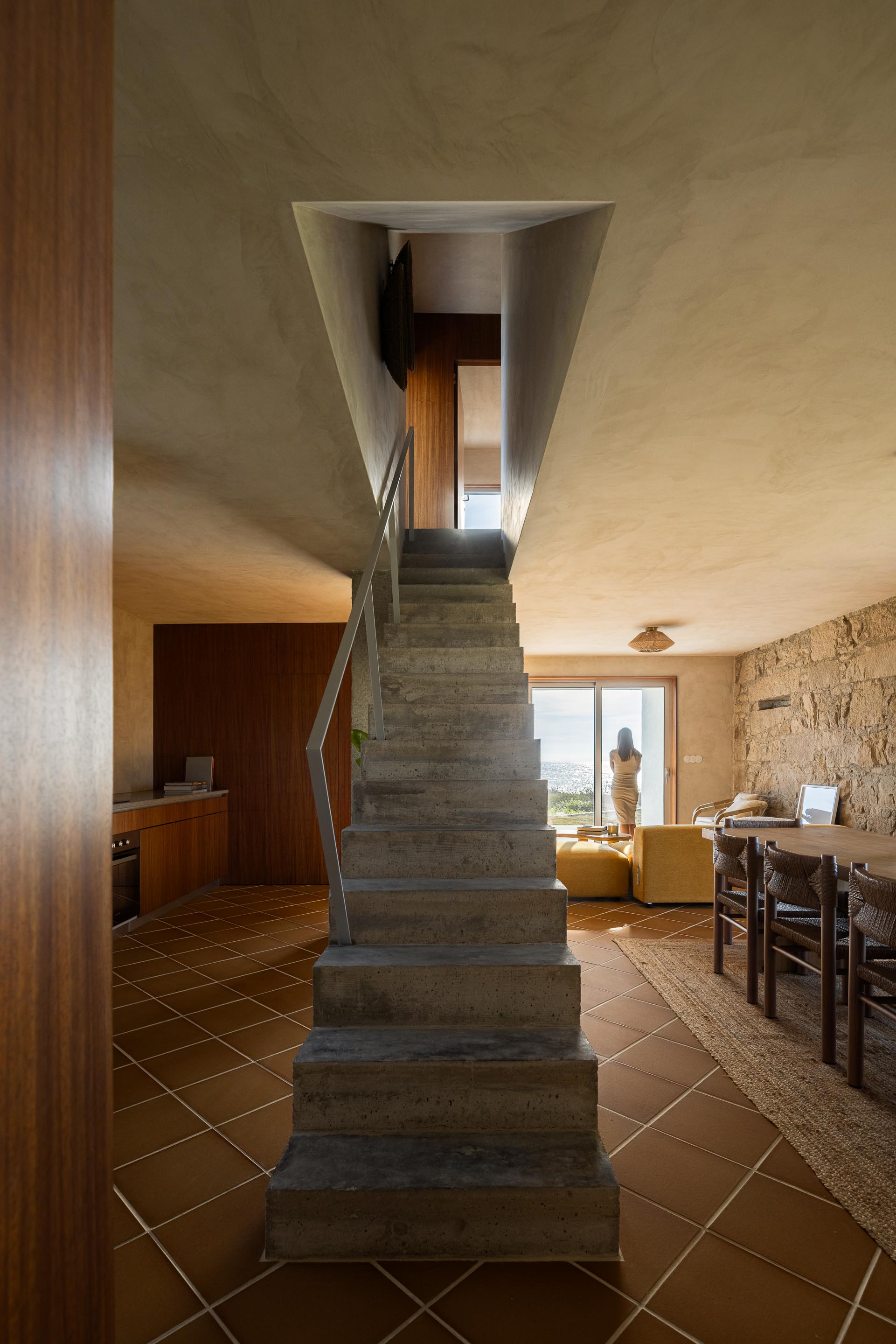 Escadaria em betão aparente com guarda-corpos metálicos, ligando os dois pisos da moradia — CASA ÂNCORA arquitectura Tiago Sousa Arquitecto fotografia Ivo Tavares