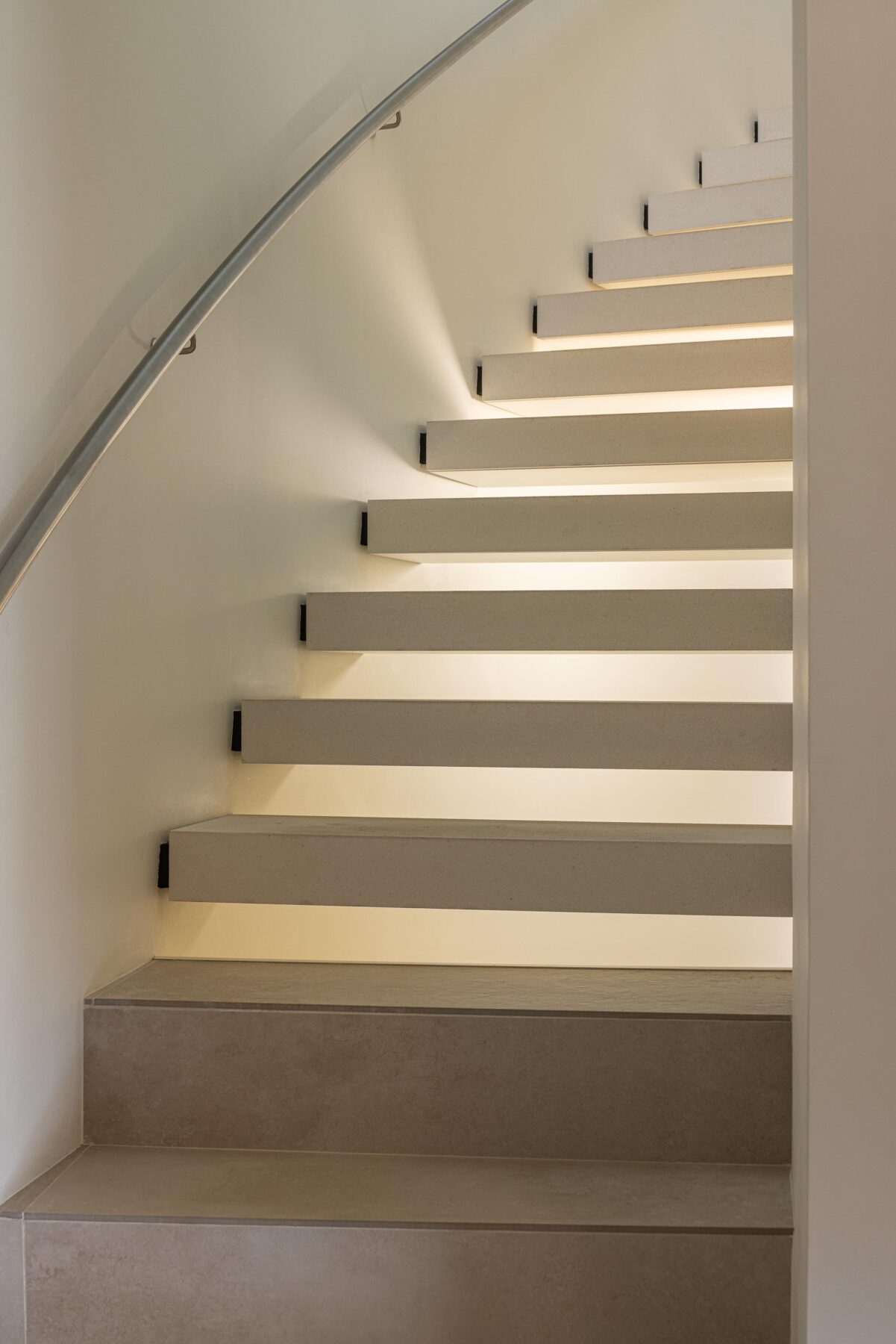 Interior com clarabóia oval iluminada, pavimento cerâmico e prateleiras curvas em carvalho, sob luz natural — Farmácia São João arquitectura Tsou Arquitectos fotografia Ivo Tavares