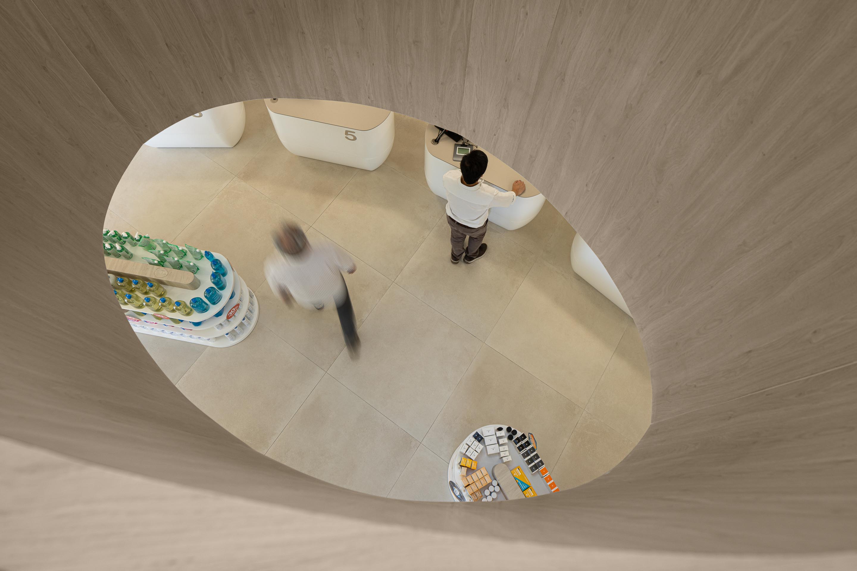 Clarabóia oval com revestimento interior em madeira de carvalho, revelando o céu azul — Farmácia São João arquitectura Tsou Arquitectos fotografia Ivo Tavares