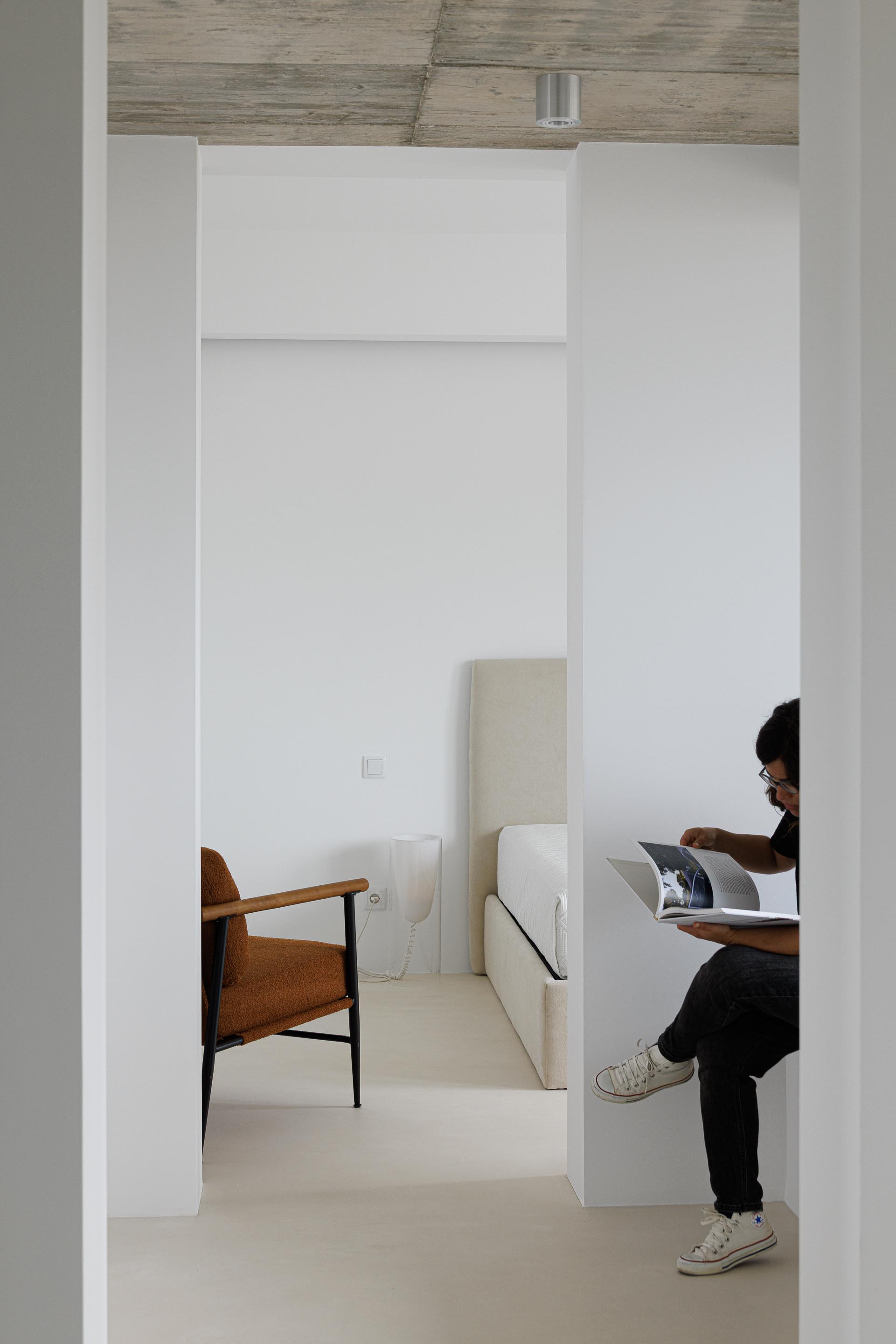 Interior do quarto com paredes brancas, pavimento claro e mobiliário minimalista, banhado por luz natural — Casa Verde arquitectura M2 Senos Arquitectos fotografia Ivo Tavares