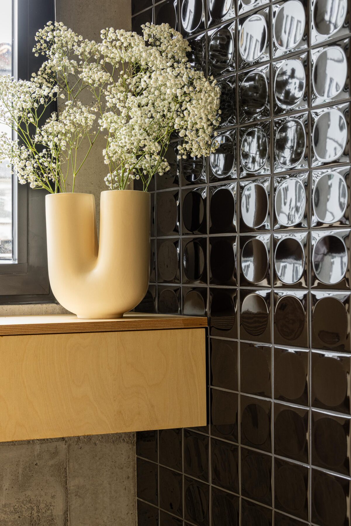 Detalhe de parede revestida com azulejo preto brilhante, bancada em madeira clara e betão aparente — MINI ATALHADA arquitectura SO Arquitetura & Design fotografia Ivo Tavares