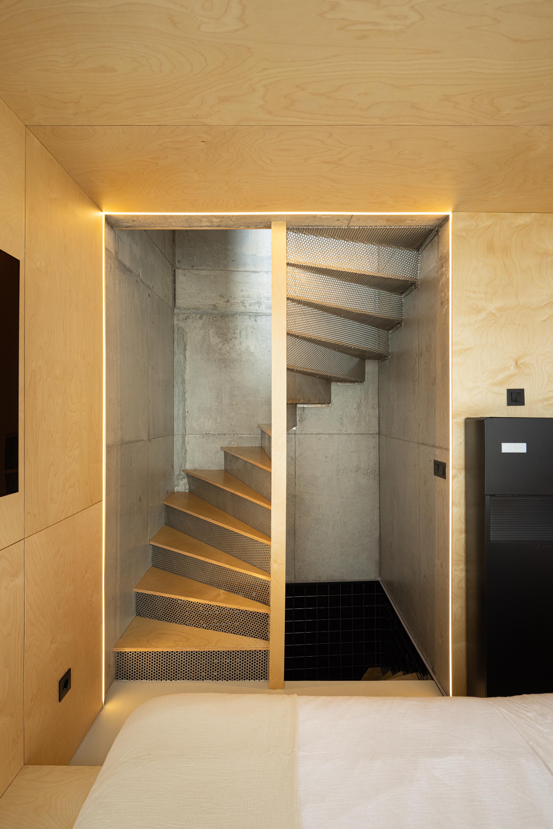 Quarto minimalista com cama e paredes em madeira clara, e escada em betão aparente e metal — MINI ATALHADA arquitectura SO Arquitetura & Design fotografia Ivo Tavares
