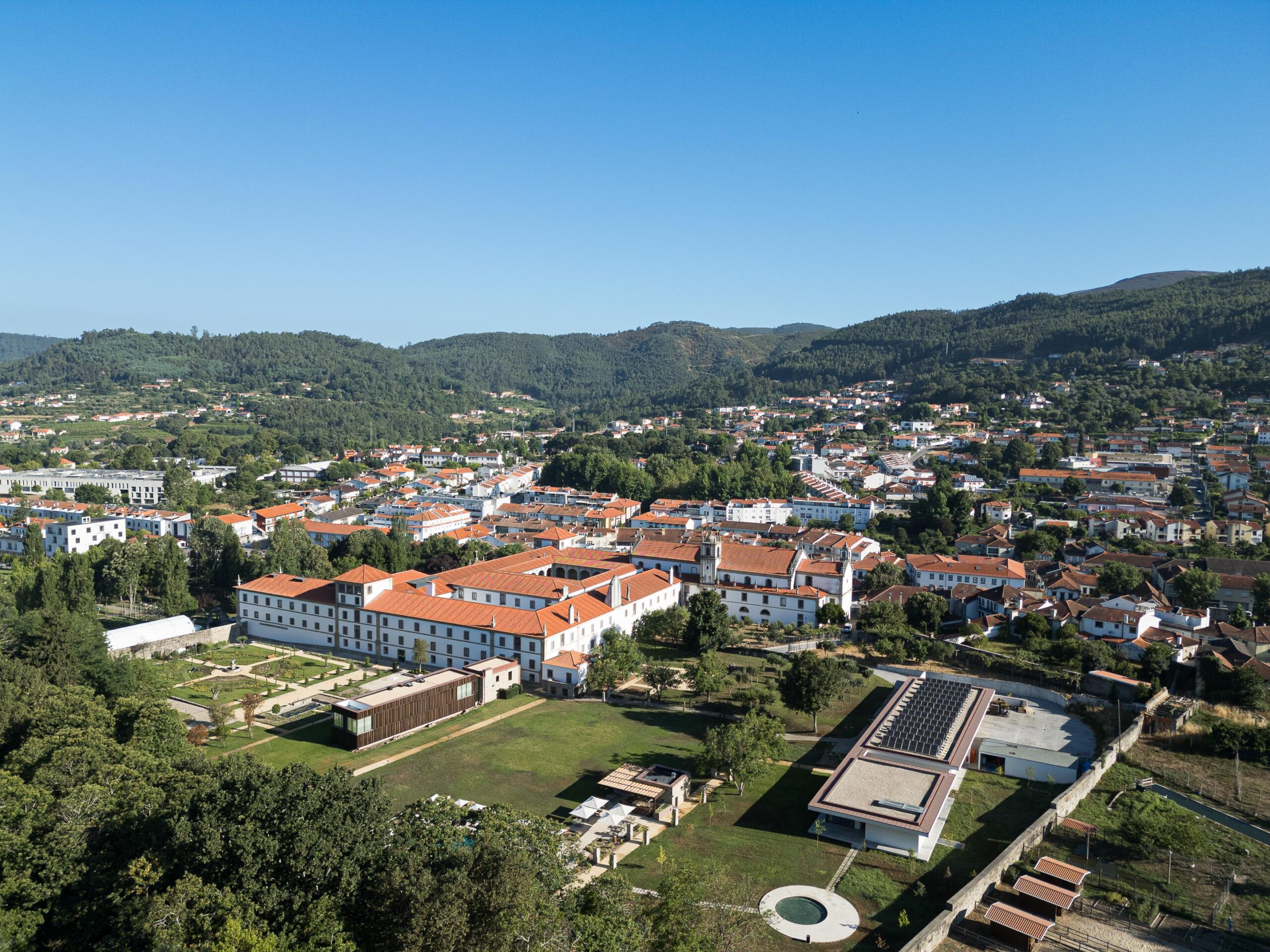 Vista aérea do complexo monástico reabilitado, com edifícios históricos e novos volumes integrados na paisagem — MS COLLECTION AROUCA arquitectura MIMOOL ARQUITECTURA & INTERIORES fotografia Ivo Tavares