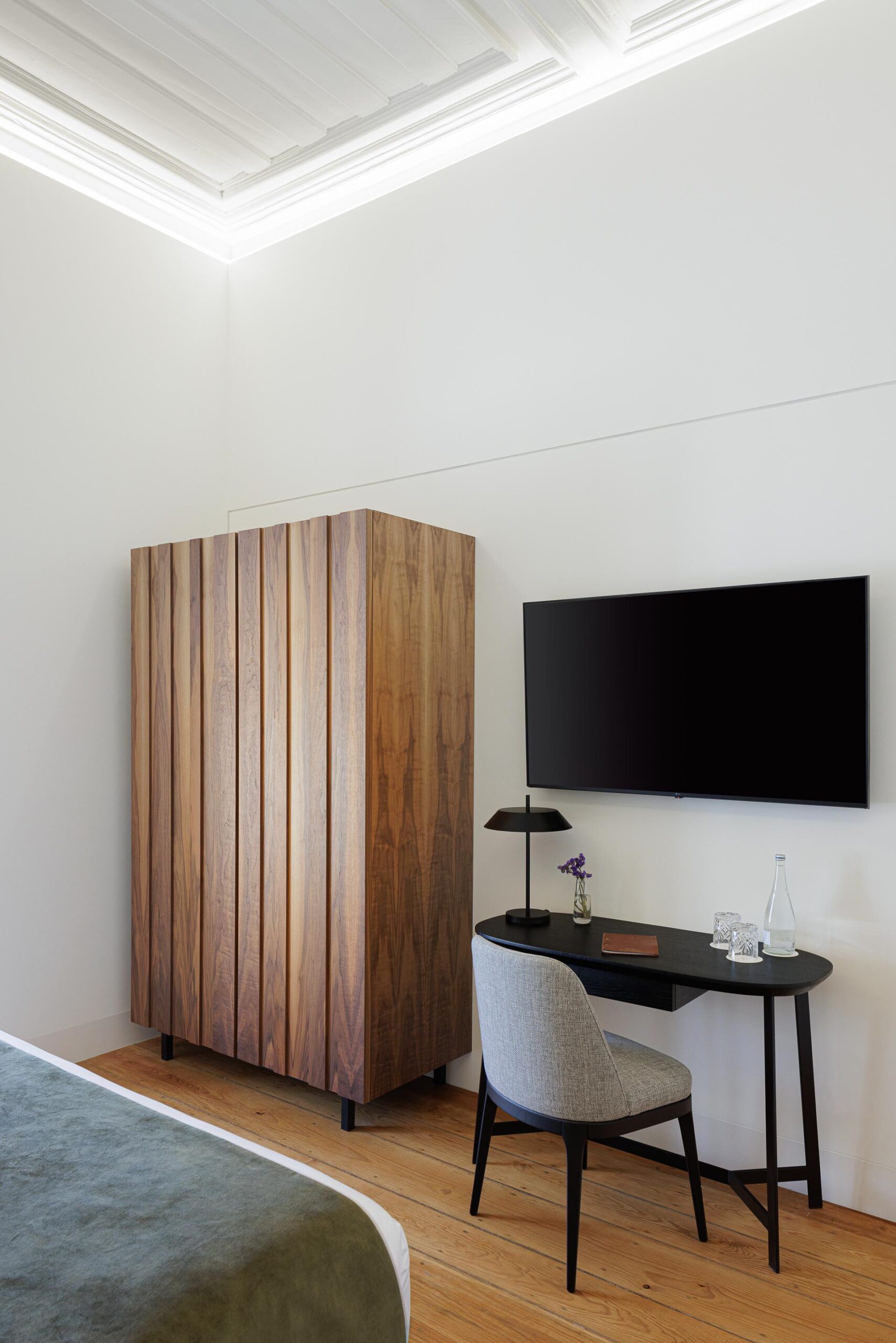 Detalhe do quarto com roupeiro em madeira, secretária e televisão, pavimento em madeira clara e paredes brancas — MS COLLECTION AROUCA arquitectura MIMOOL ARQUITECTURA & INTERIORES fotografia Ivo Tavares
