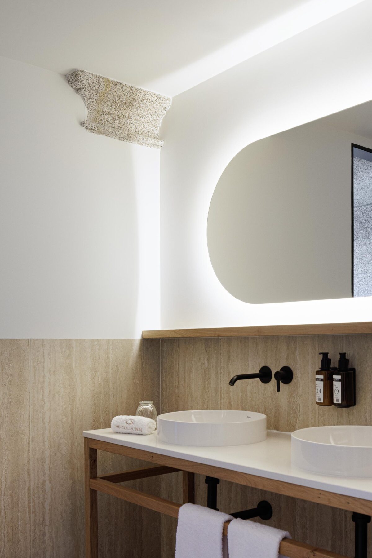Detalhe do lavatório duplo com espelho retroiluminado, bancada em mármore e torneiras pretas — MS COLLECTION AROUCA arquitectura MIMOOL ARQUITECTURA & INTERIORES fotografia Ivo Tavares