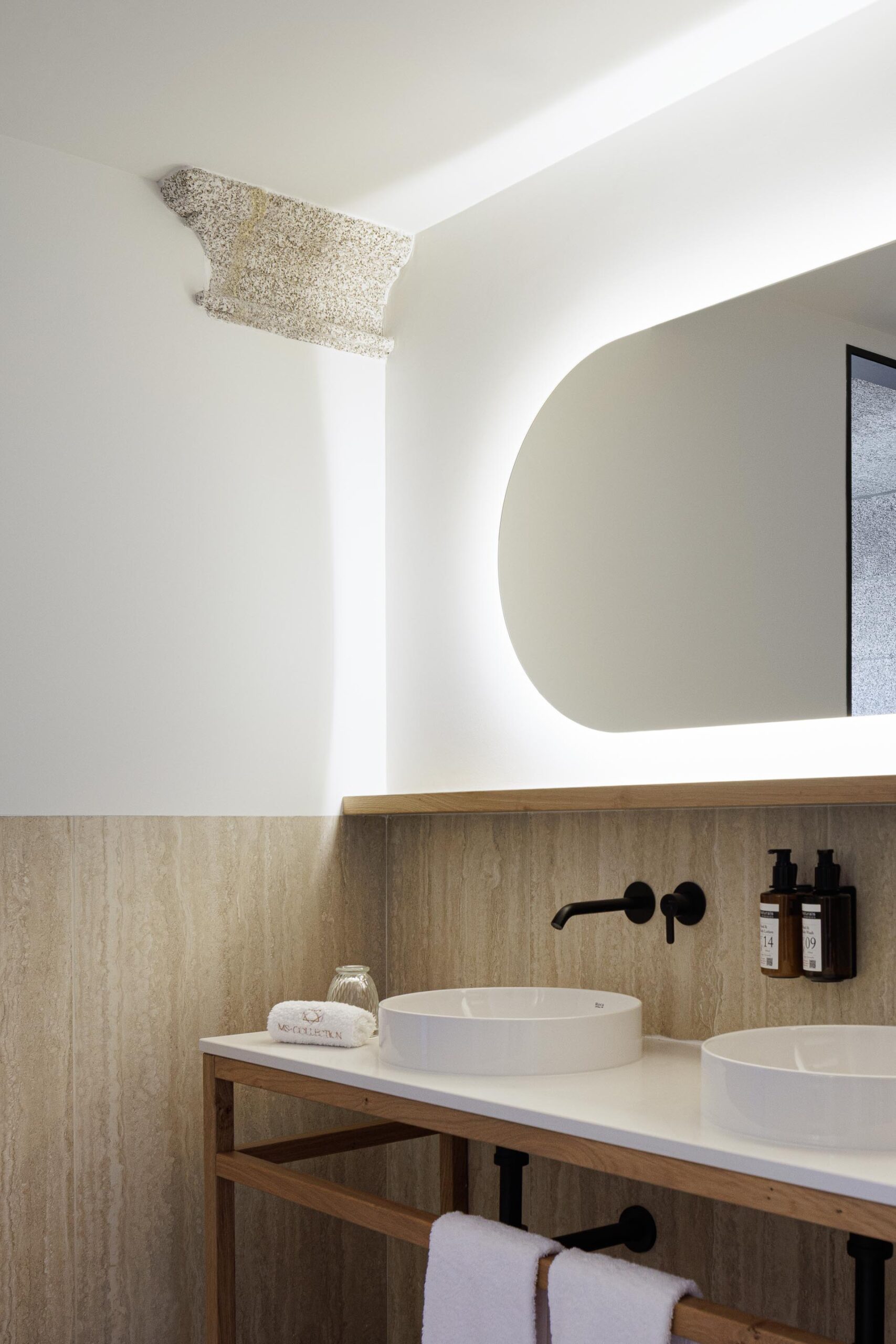 Detalhe do lavatório duplo com espelho retroiluminado, bancada em mármore e torneiras pretas — MS COLLECTION AROUCA arquitectura MIMOOL ARQUITECTURA & INTERIORES fotografia Ivo Tavares