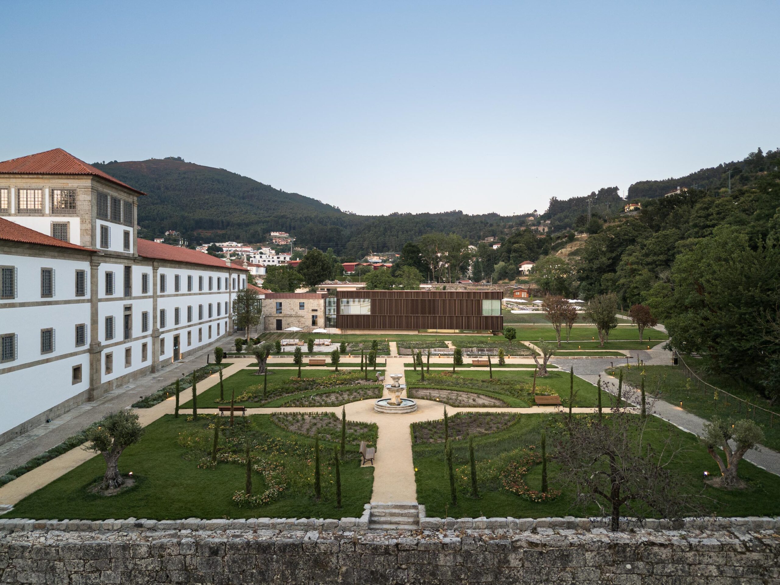 Vista aérea do complexo monástico e jardins, com o novo volume contemporâneo integrado na paisagem — MS COLLECTION AROUCA arquitectura MIMOOL ARQUITECTURA & INTERIORES fotografia Ivo Tavares