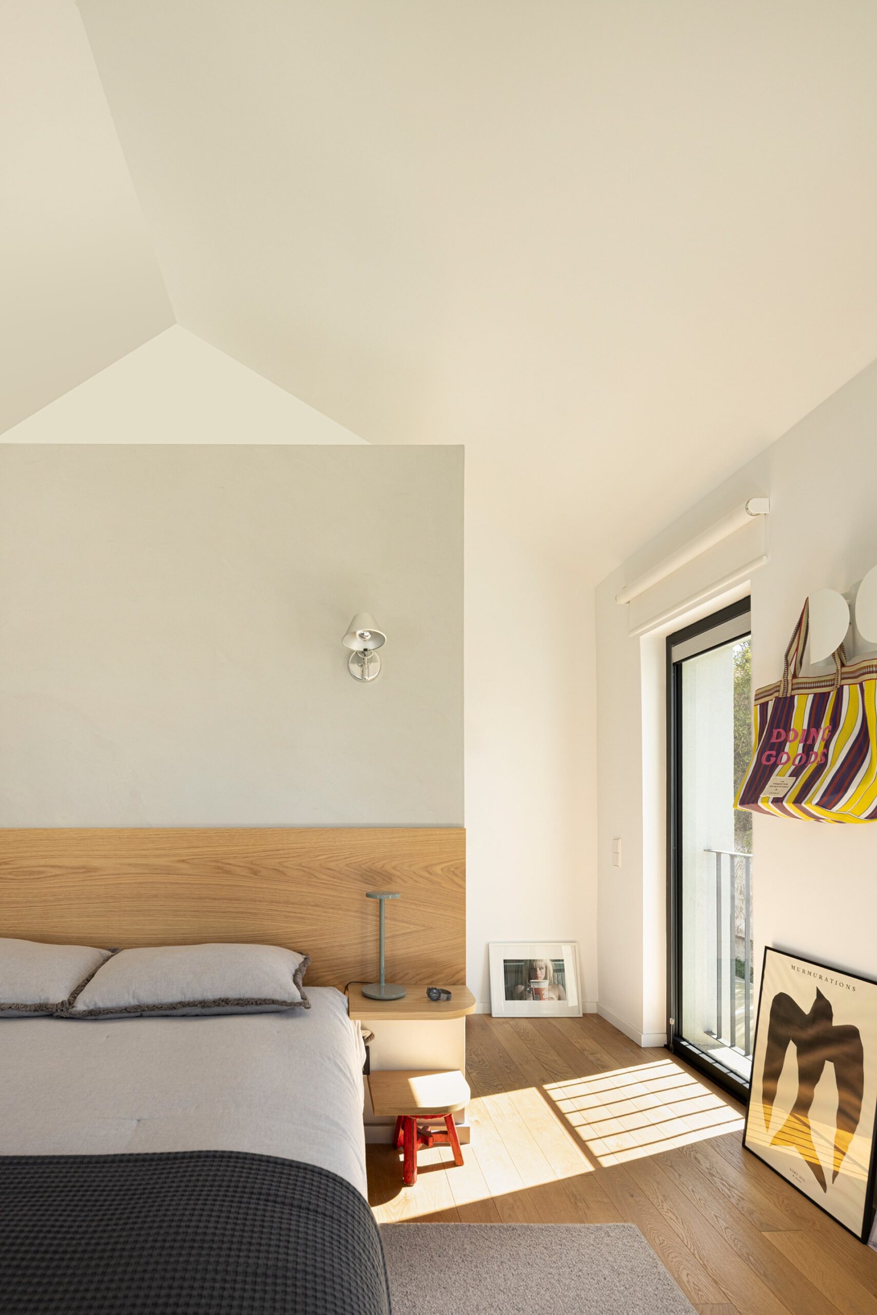 Quarto com pavimento em madeira de carvalho, cabeceira em madeira e vão com varanda — Casa sem Rua