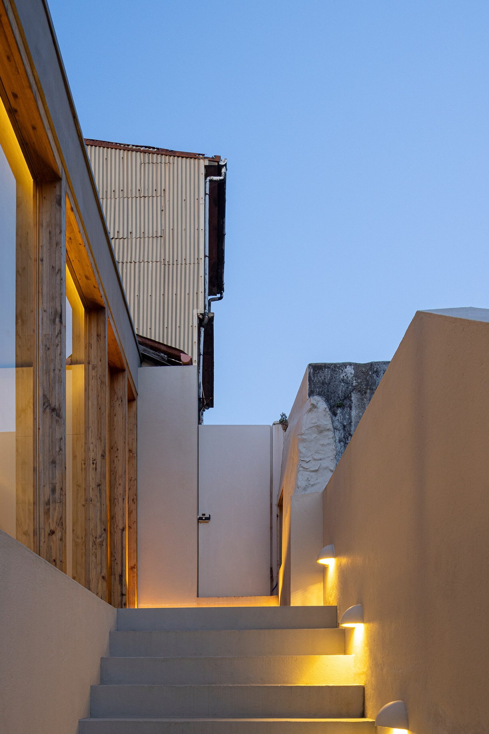 Escadaria exterior em betão com iluminação embutida e parede de betão — Casa sem Rua